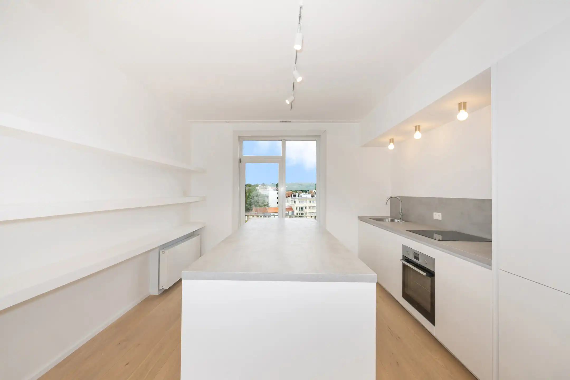 Prachtig gerenoveerd 2slpk appartement, parking en kelder foto 2