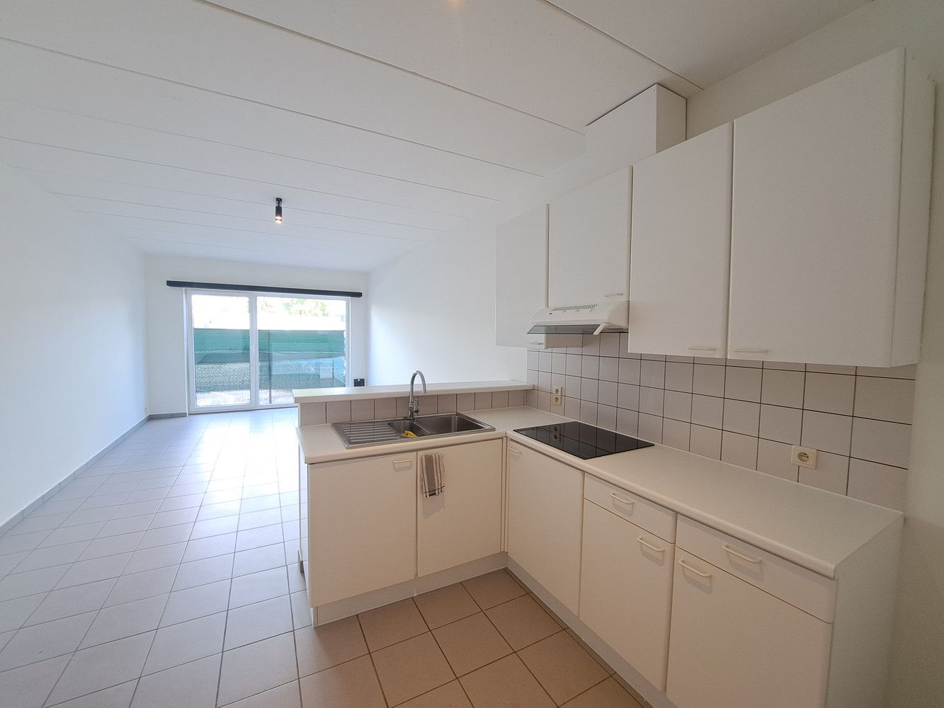 Instapklaar Gelijkvloers Appartement met Terras foto 4
