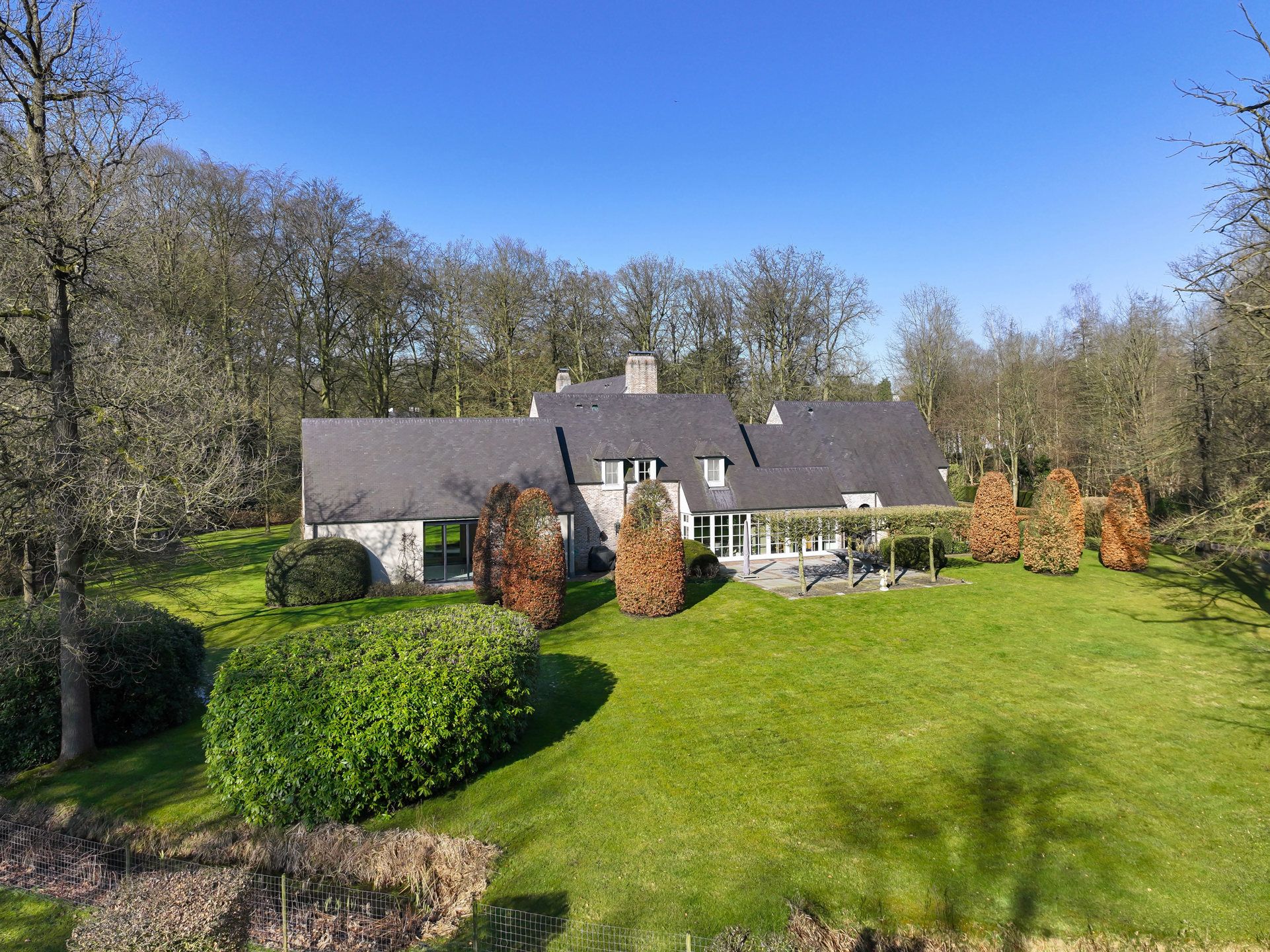 Exclusieve kasteelhoeve met zwembad op 2,7 ha grond, grenzend aan natuurgebied foto 4