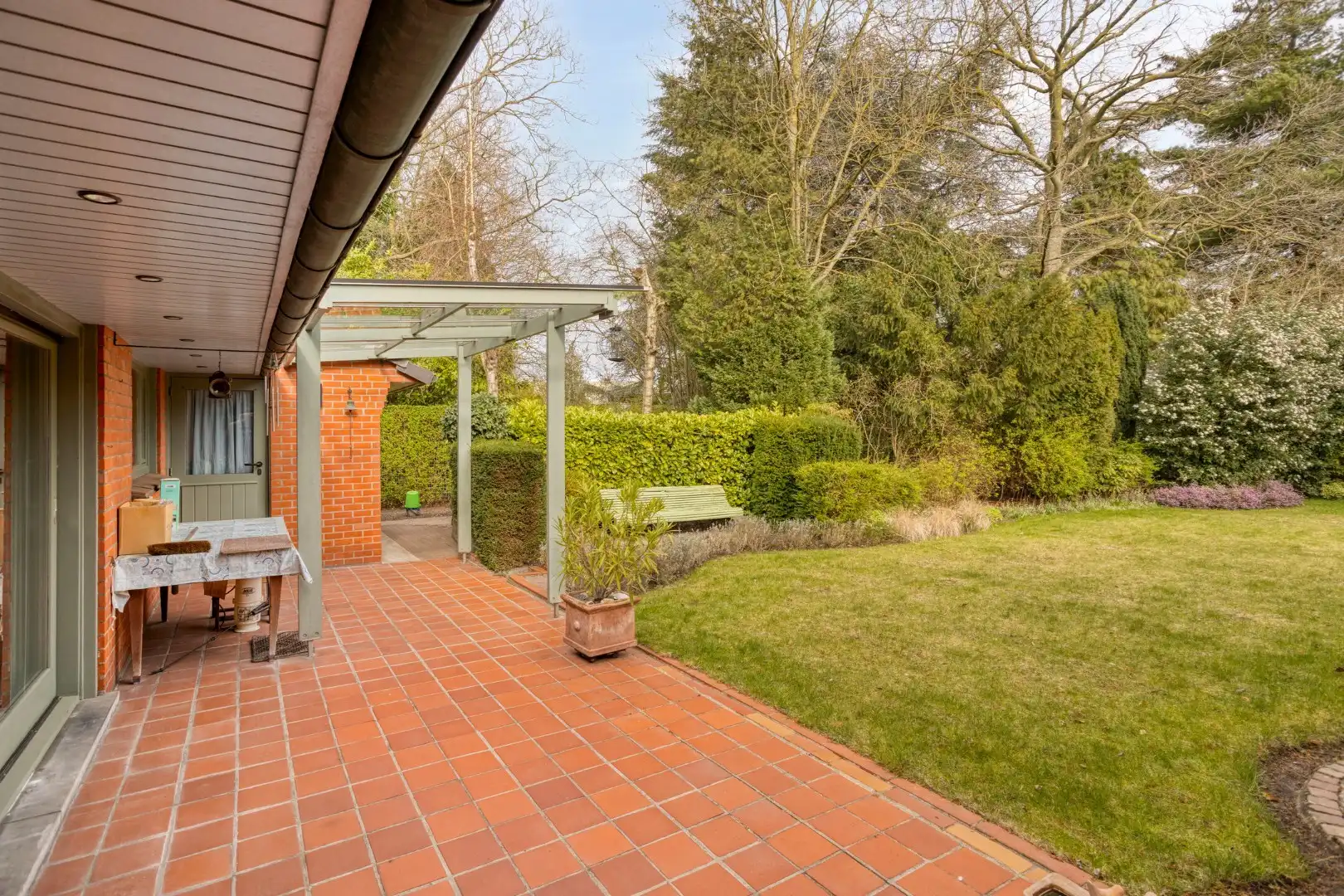 Alleenstaande woning met 2 slaapkamers, garage en grote tuin - verscholen in het groen. foto 25