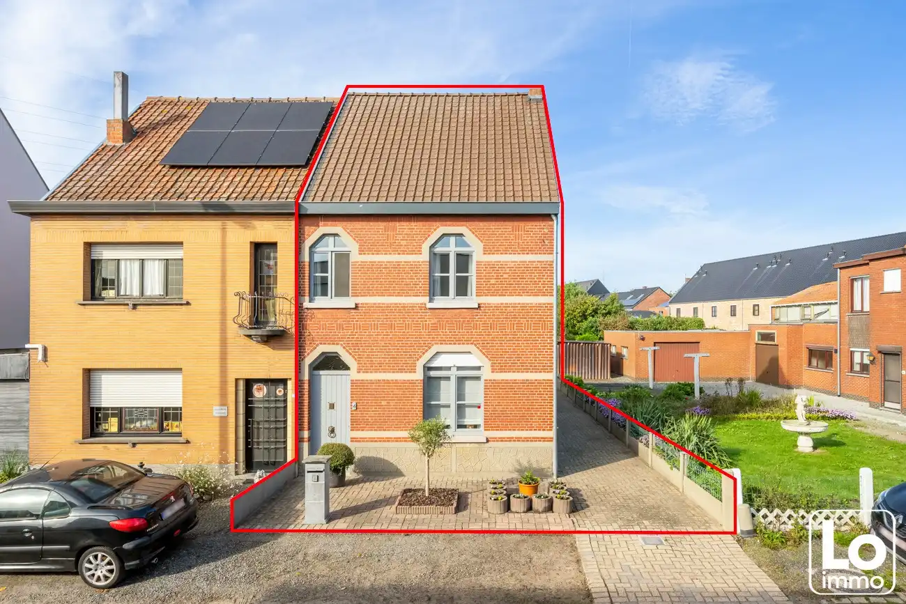 Hoofdfoto van de publicatie: Te renoveren halfopen starterswoning met garagebox op makkelijk bereikbare locatie nabij het centrum van Desteldonk!