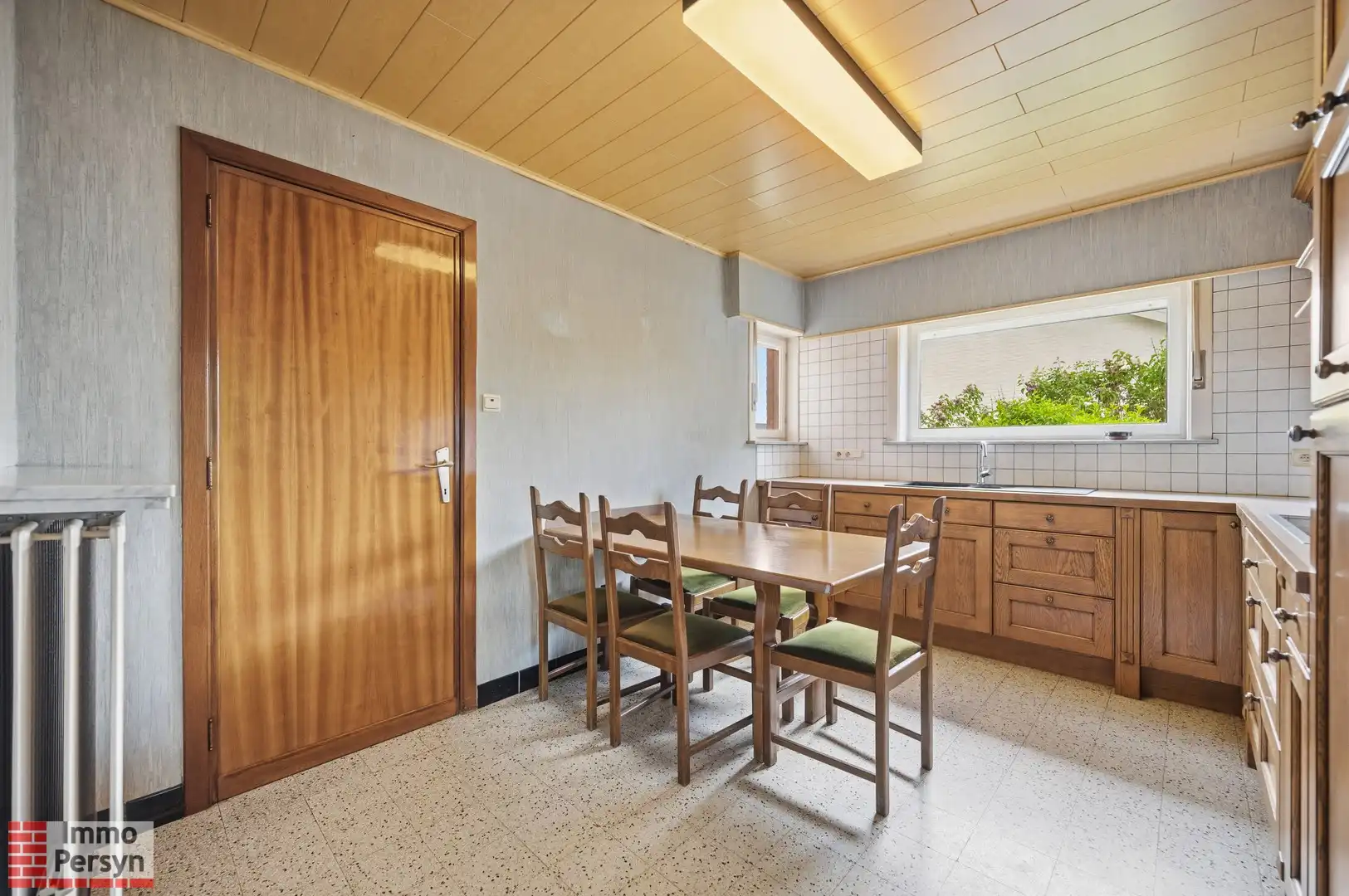 Karaktervolle renovatiewoning met achteruitweg te Messelbroek foto 7