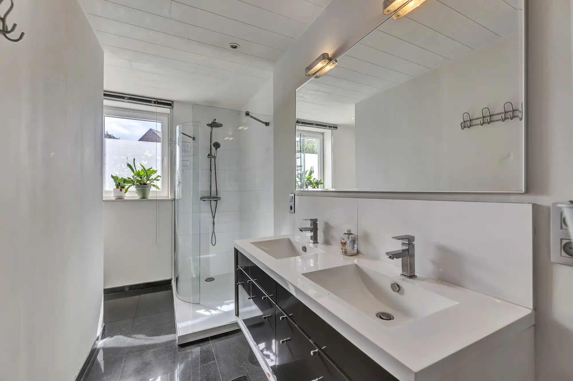 Instapklare gerenoveerde stadswoning met tuin foto 13