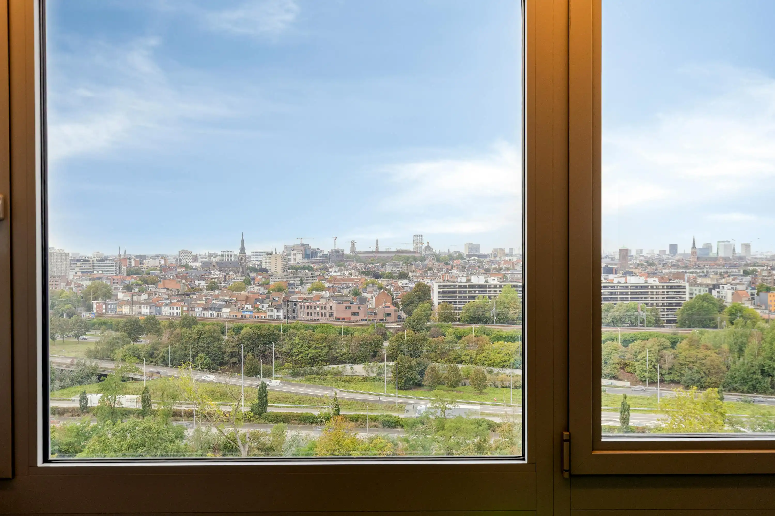 Instapklaar appartement op 13de verdieping te Borgerhout! foto 3
