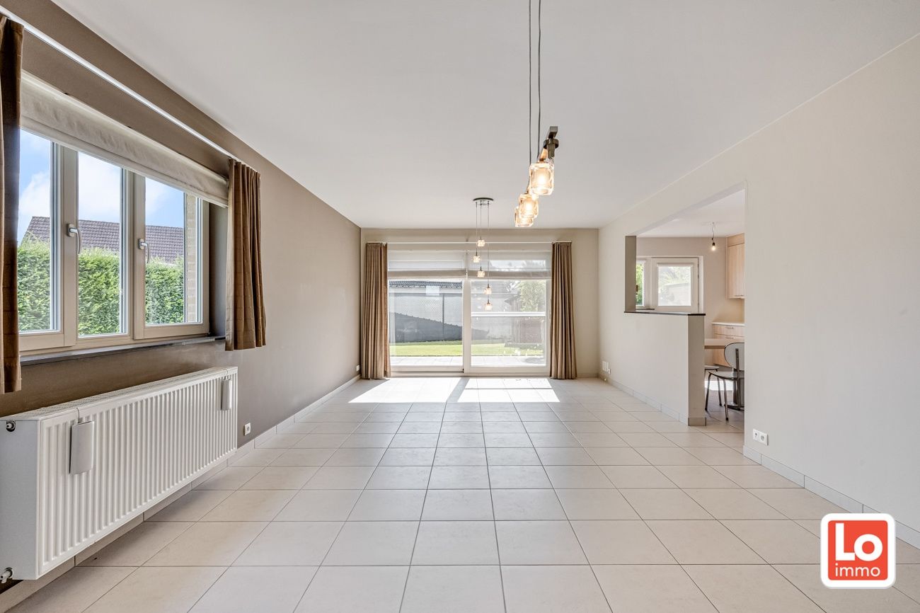 Instapklare en energiezuinige halfopen woning met inpandige garage op een rustige ligging en toch op wandelafstand van het centrum van Lochristi en de groene wandelregio rond de Rozelaredreef/Kasteeldreef! foto 3