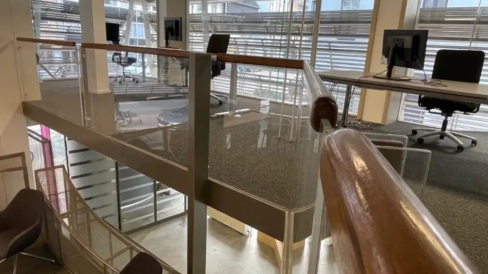 Instapklaar en polyvalent handelspand/kantoor te huur op TOPLOCATIE foto 32