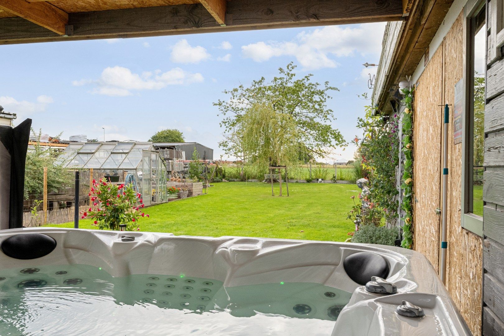 Volledig gerenoveerde solide woning met grote tuin foto 14