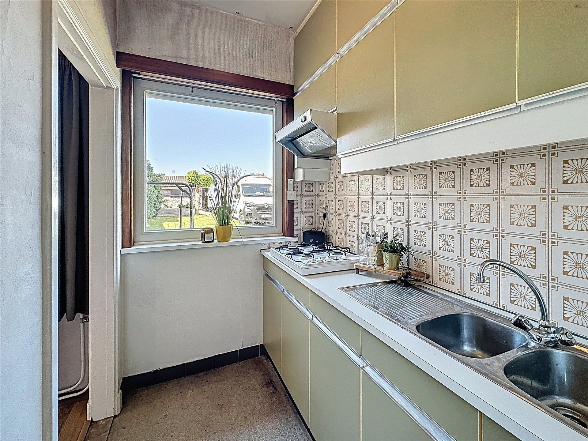 Open bebouwing met 4 slaapkamers en magazijn (144 m²) op perceel van 563m²! foto 4