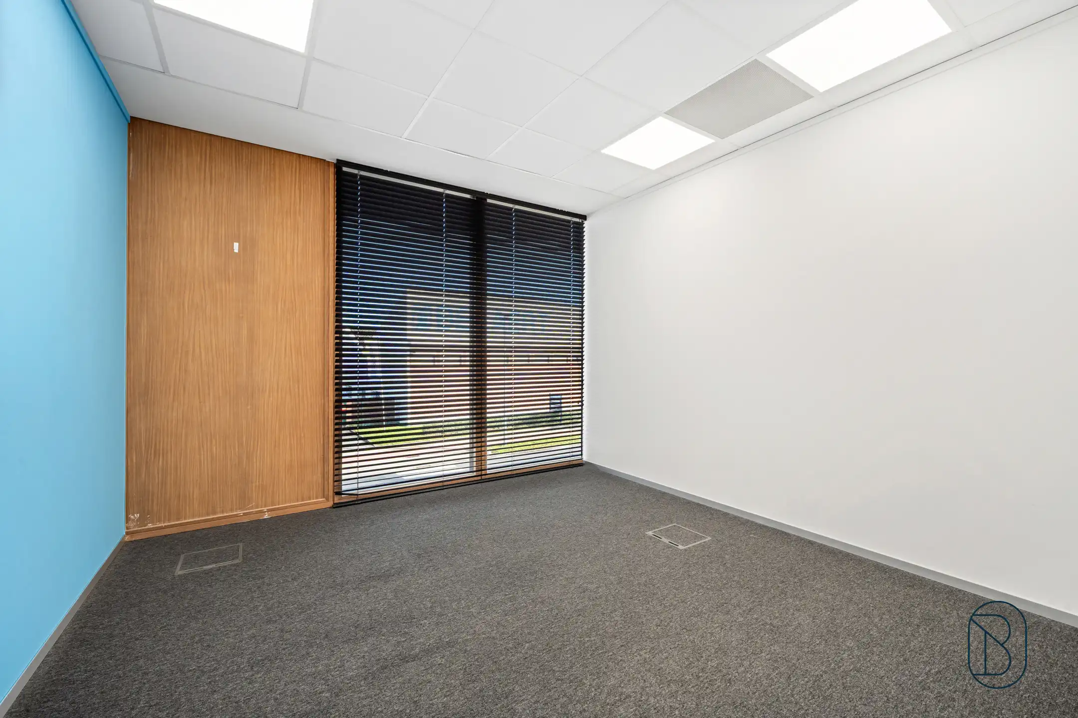 Lichtrijk groot kantoor in mooi bedrijfscomplex te Zwevegem foto 17