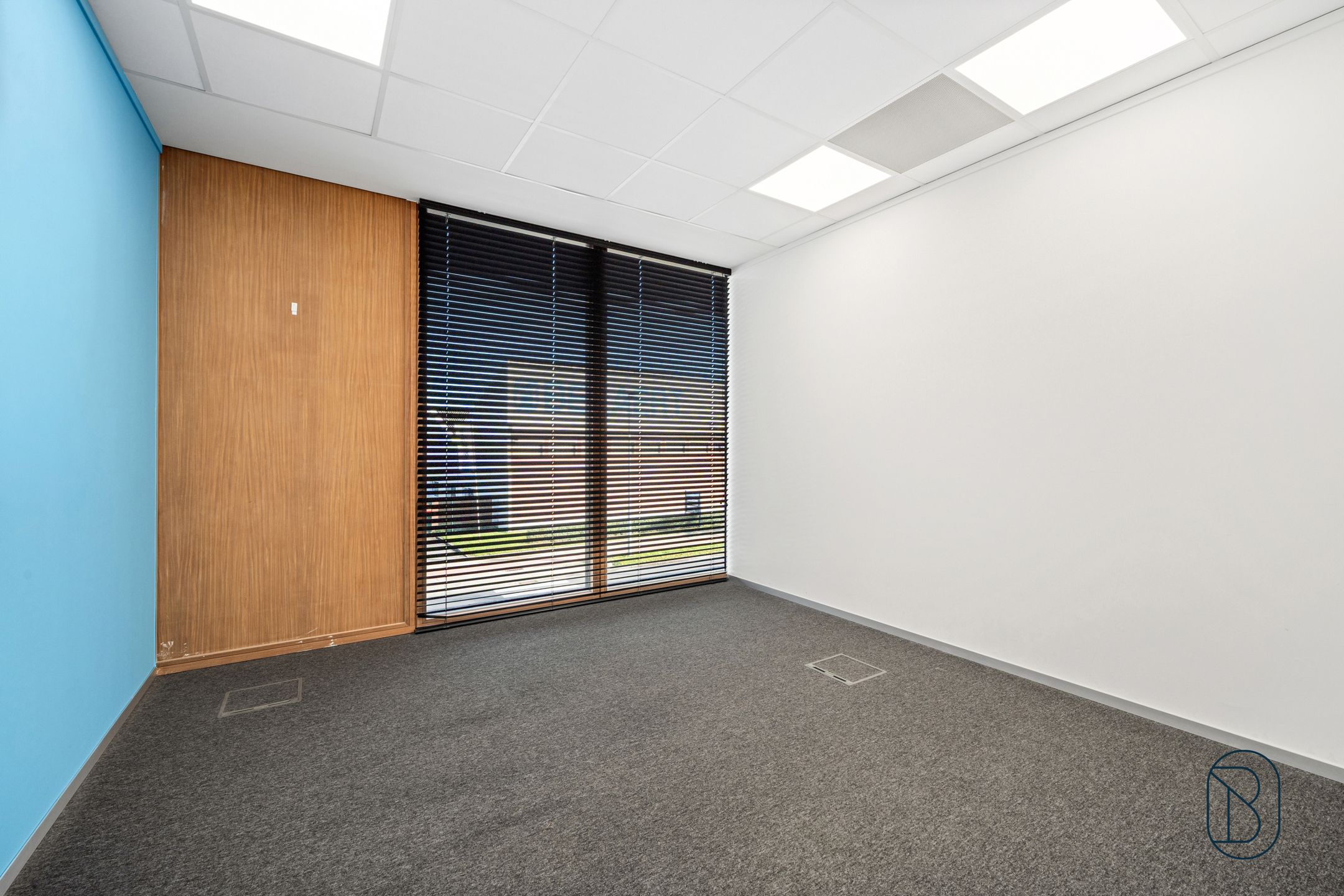 Lichtrijk groot kantoor in mooi bedrijfscomplex te Zwevegem foto 17