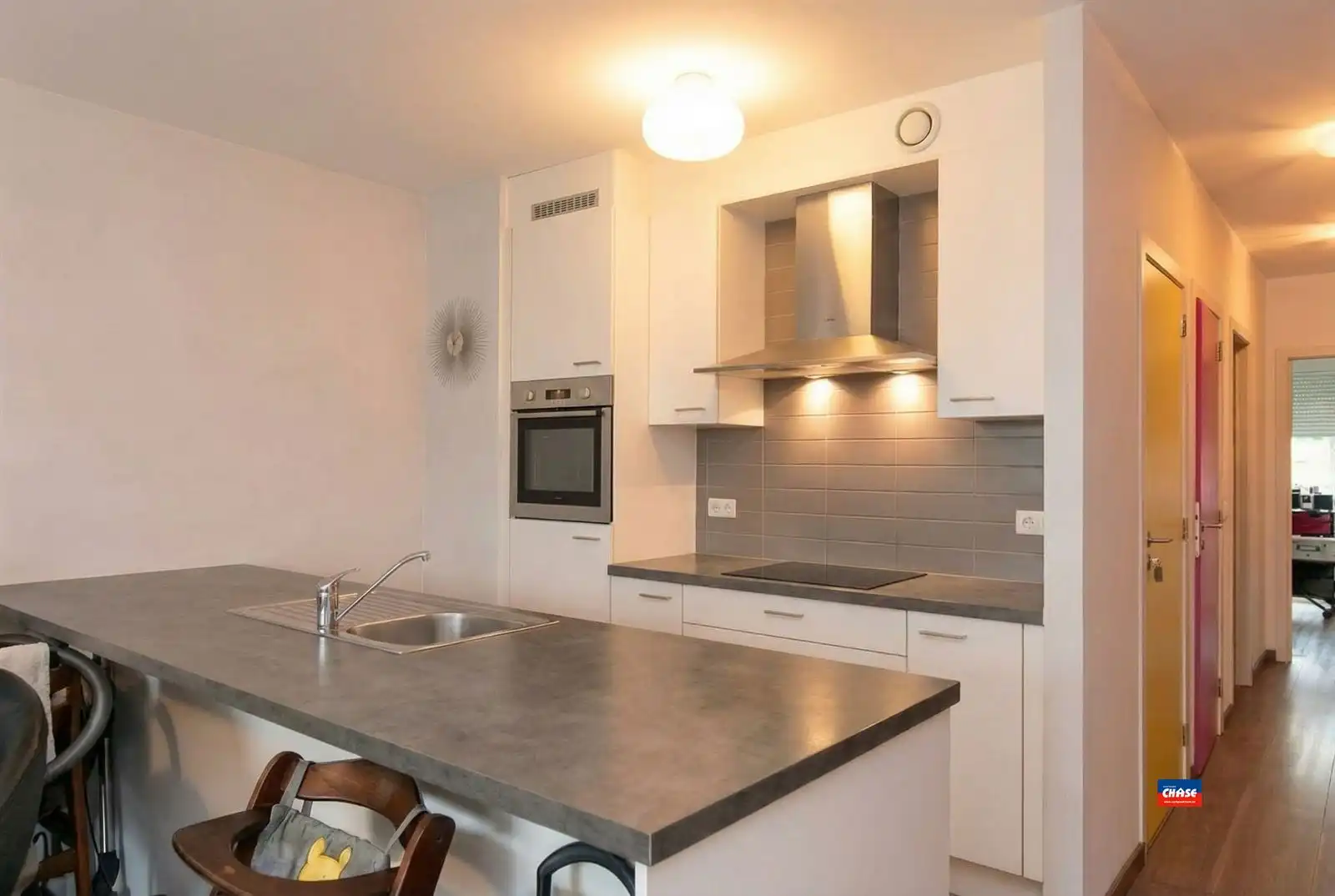 Instapklaar appartement met 2 slaapkamers en terras foto 3