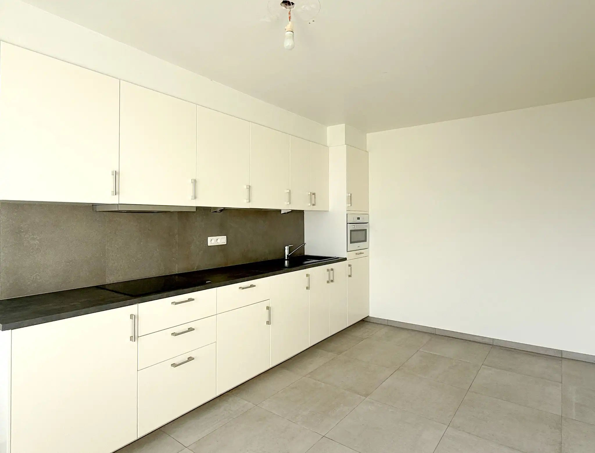 Appartement met 1 slaapkamer en autostaanplaats in het centrum van Beveren foto 4