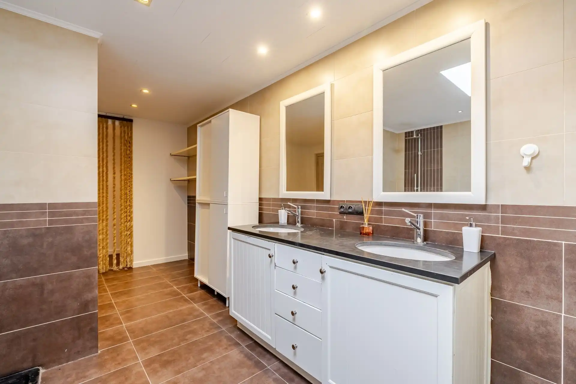 Instapklare woning met 4 slks, garage en aanpalende bouwgrond foto 11