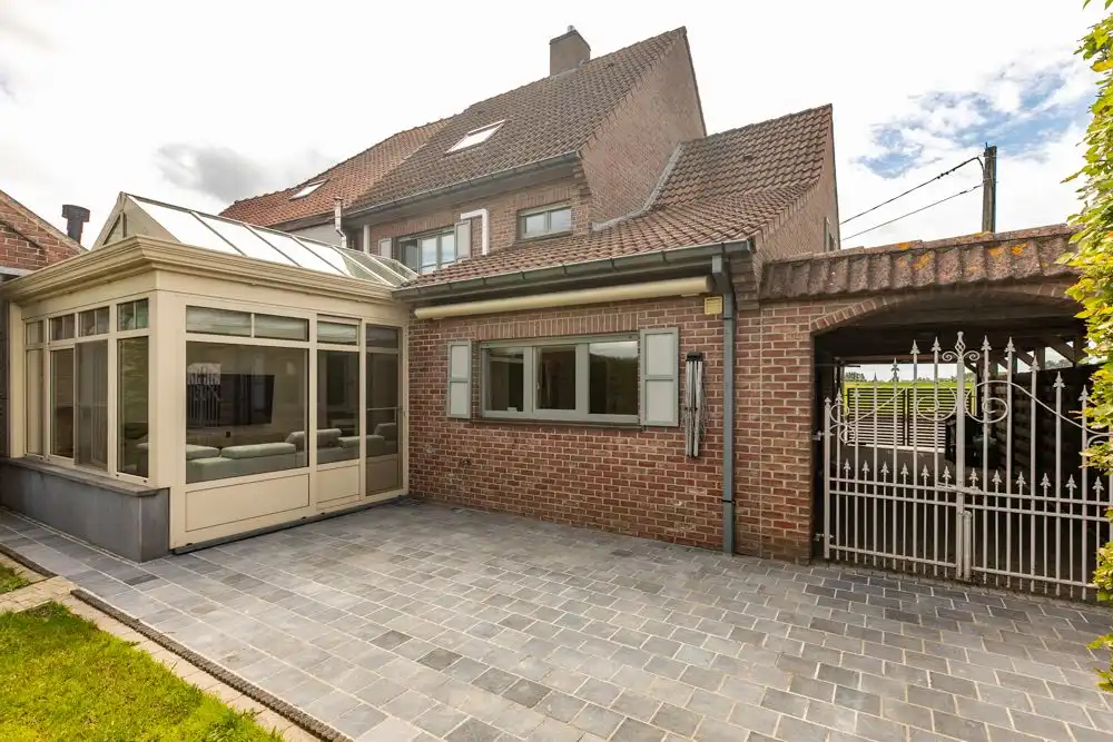 Ruime halfopen woning met garage, carport en tuin foto {{pictureIndex}}