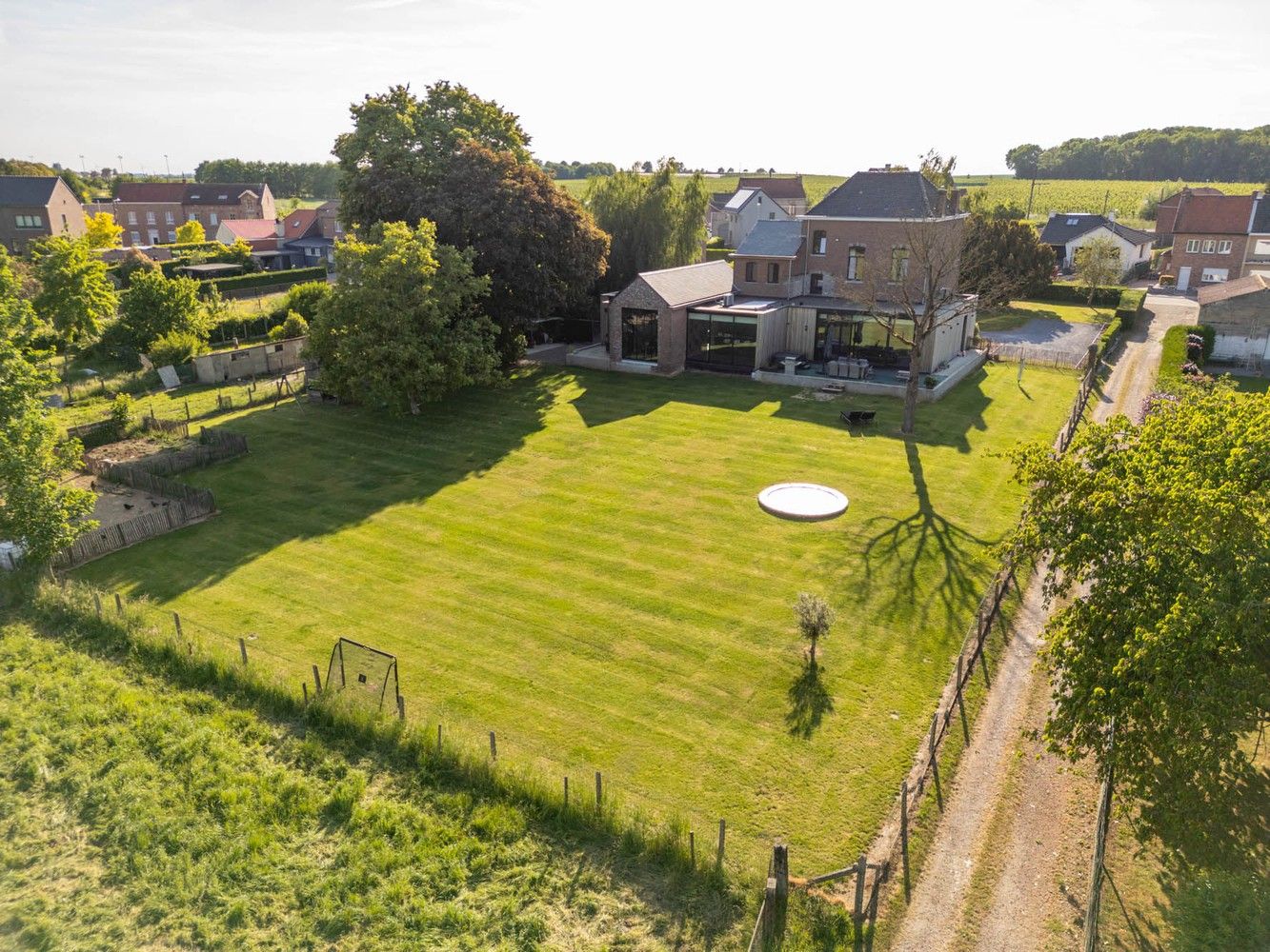 Karaktervol herenhuis met modern comfort in een groene, landelijke setting foto 3