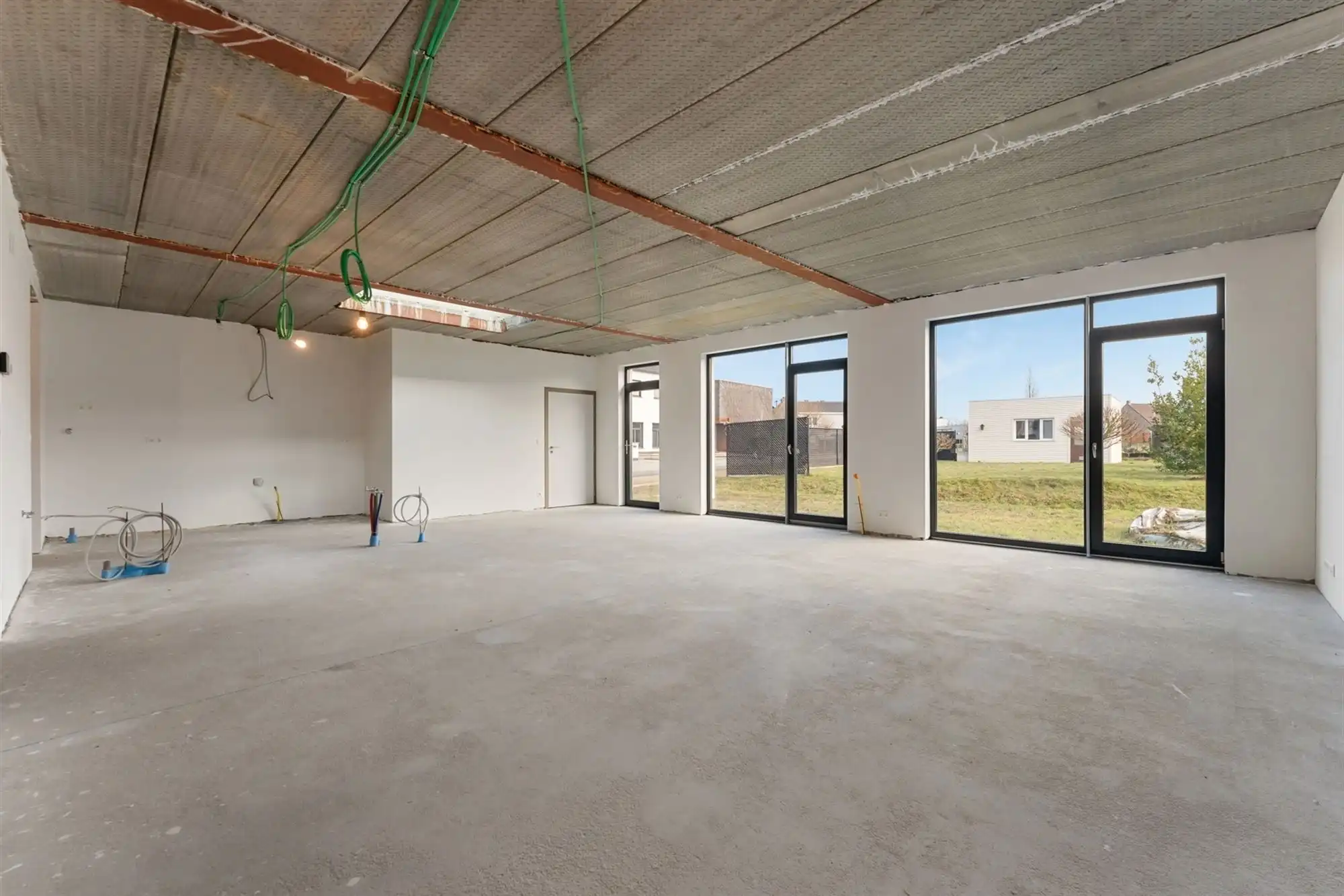 AF TE WERKEN RUIME WONING (222M²) MET 2 SLAAPKAMERS EN TUIN MET TUINKAMER OP 6A 81CA TE PAAL  foto 2