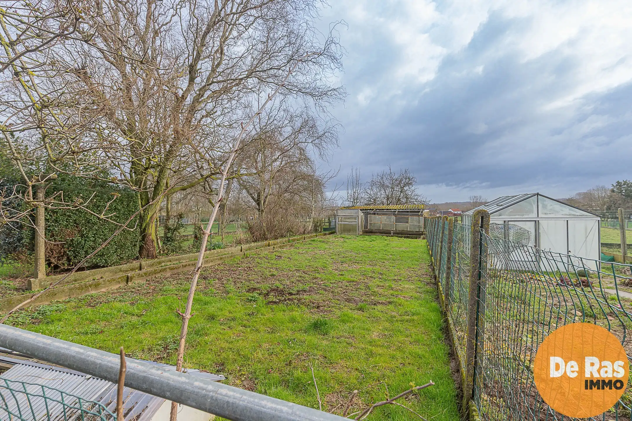 ROZEBEKE - Karakteristieke burgerwoning met loods foto 24