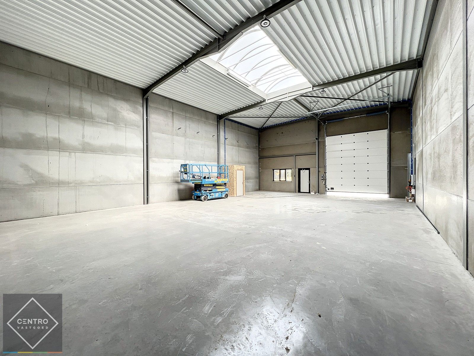 NB MAGAZIJN (220m2), voorzien van elektrische sectionaalpoort, deur, raam (voor kantoor) en 2 private parkeerplaatsen op industriezone te Waregem. foto 13