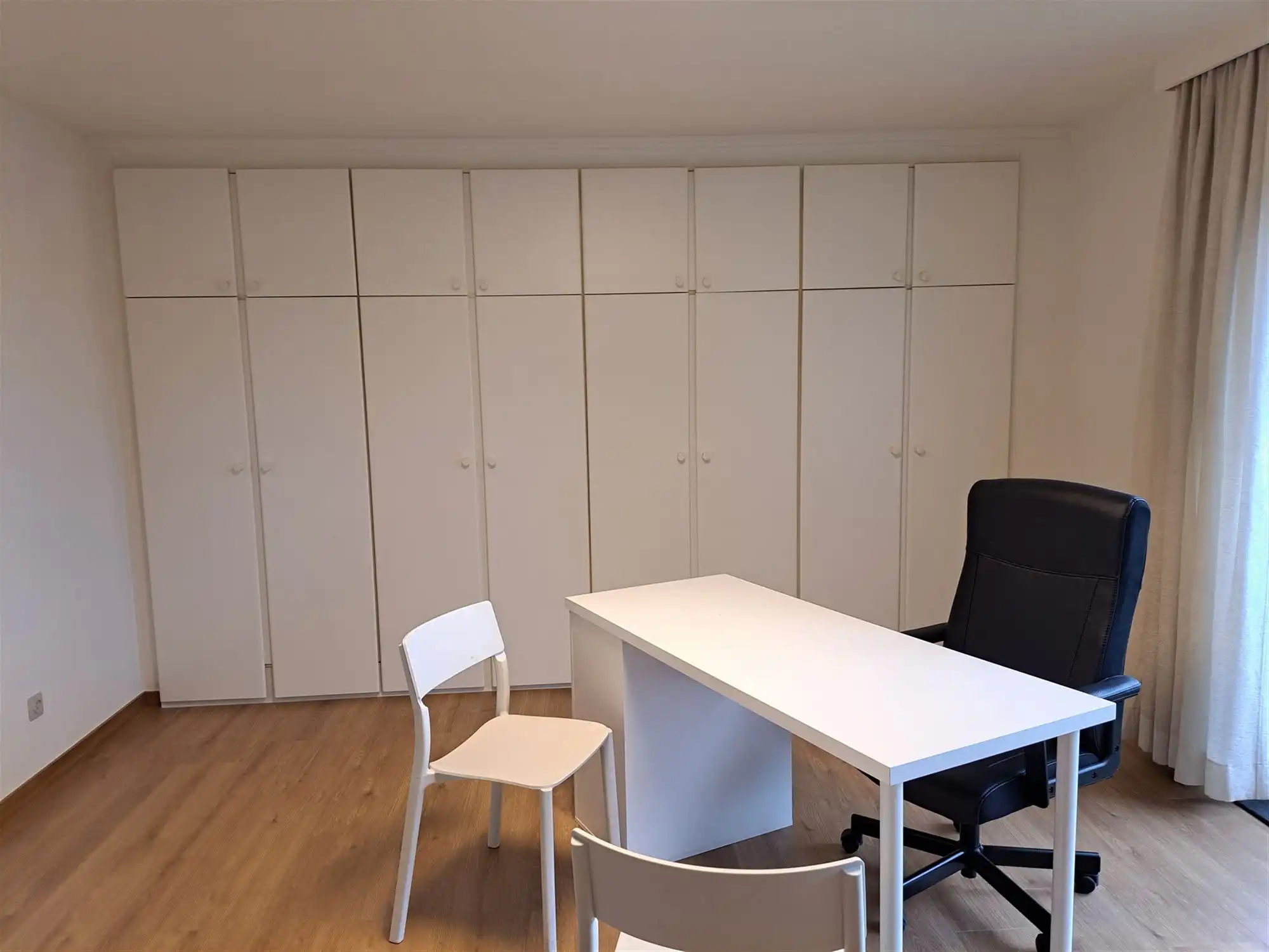 Villa met 4 slaapkamers, grote garage, veel parkeergelegenheid en een afgesloten tuin. foto 12