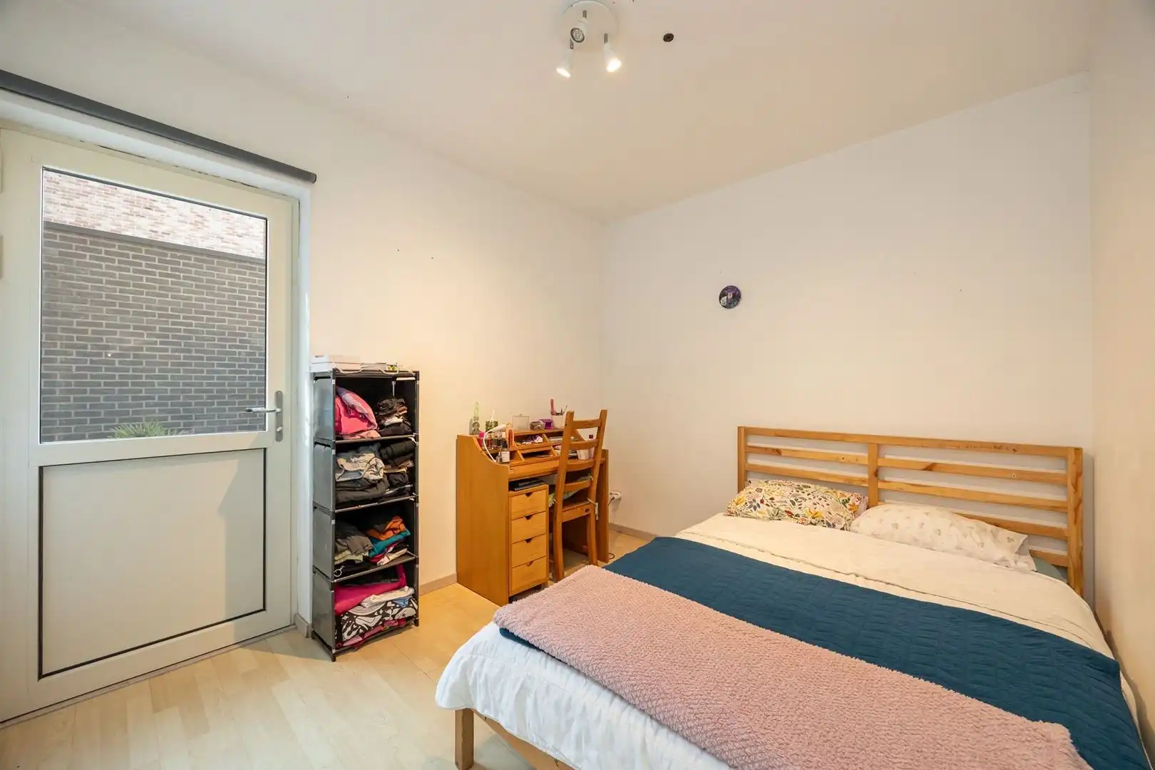 Eigentijds gelijkvloers appartement met 2 slaapkamers, terras en autostaanplaats foto 8