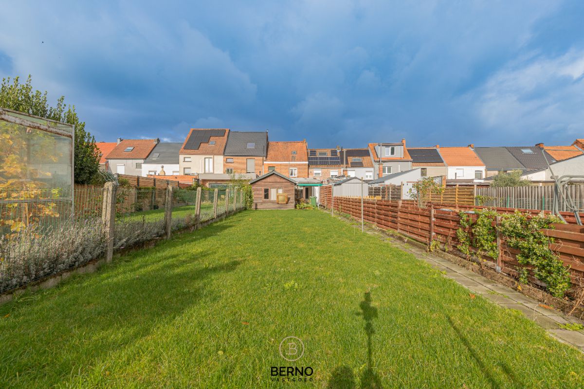 Renovatiewoning met garage en mooie tuin foto 15