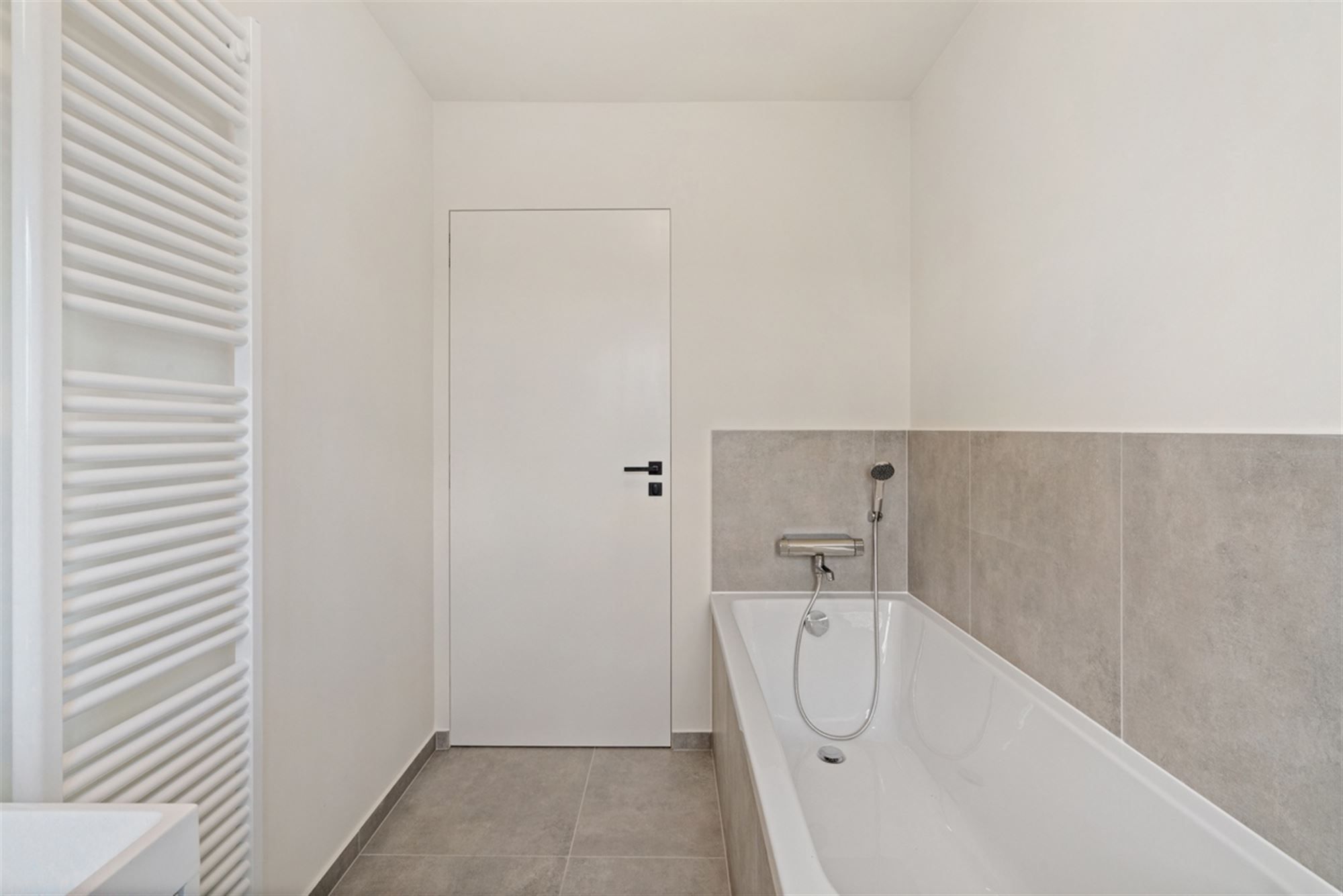 Stijlvolle, volledig gerenoveerde, INSTAPKLARE / WOONKLARE WONING (HOB) met 3 slaapkamers, 2 badkamers en garage op 756 m² foto 18
