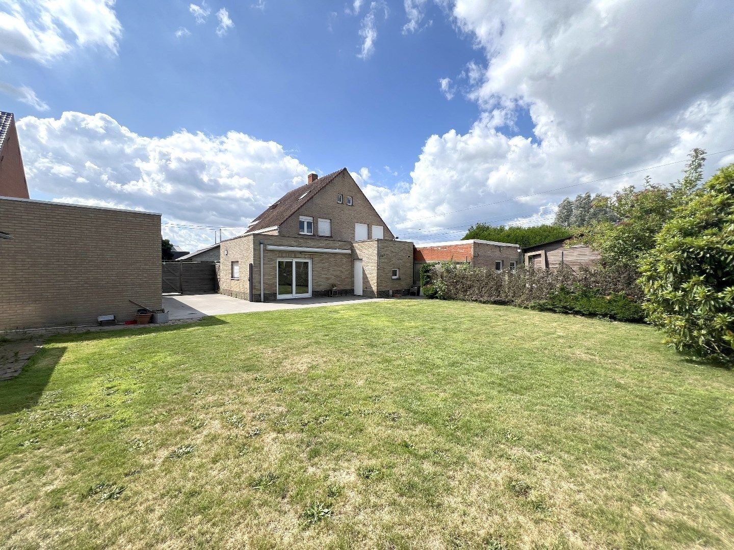 Halfopen bebouwing met 3 slaapkamers, tuin en garage te koop in doodlopende straat te Wevelgem foto {{pictureIndex}}