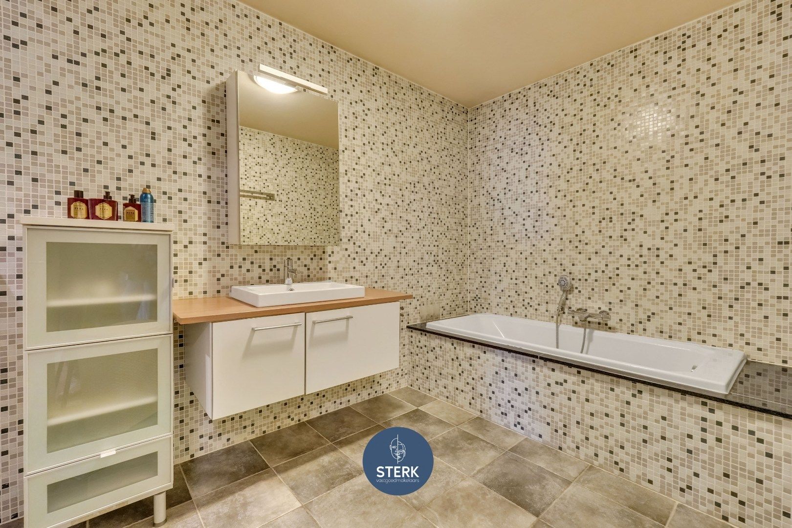 INSTAPKLAAR DUPLEX-APPARTEMENT MET 3 SLPKS EN 2 TERRASSEN TE REKEM !  foto 15