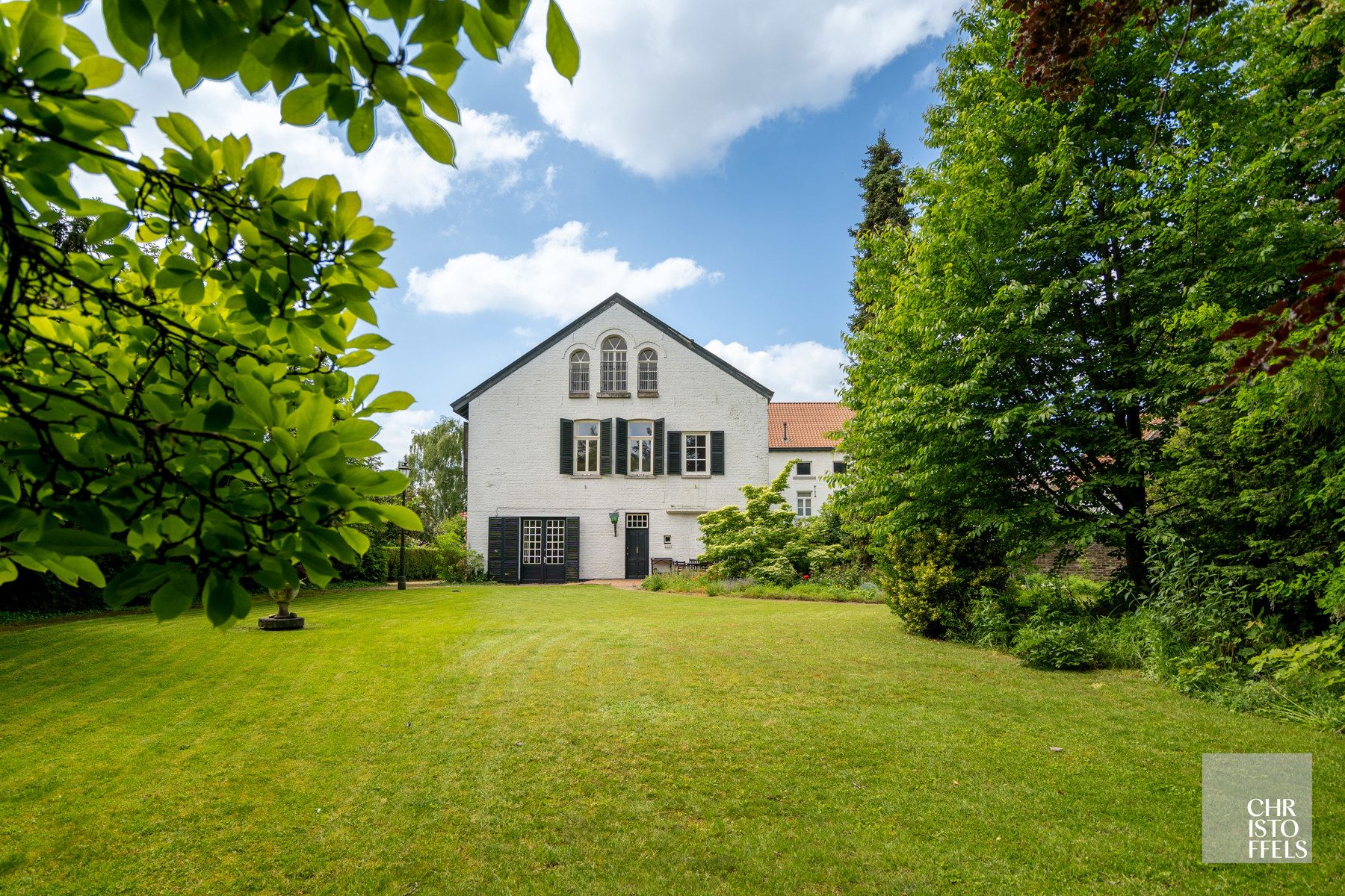 Monumentaal herenhuis (719m²) met uitzonderlijke parktuin van 2.118m² foto 2