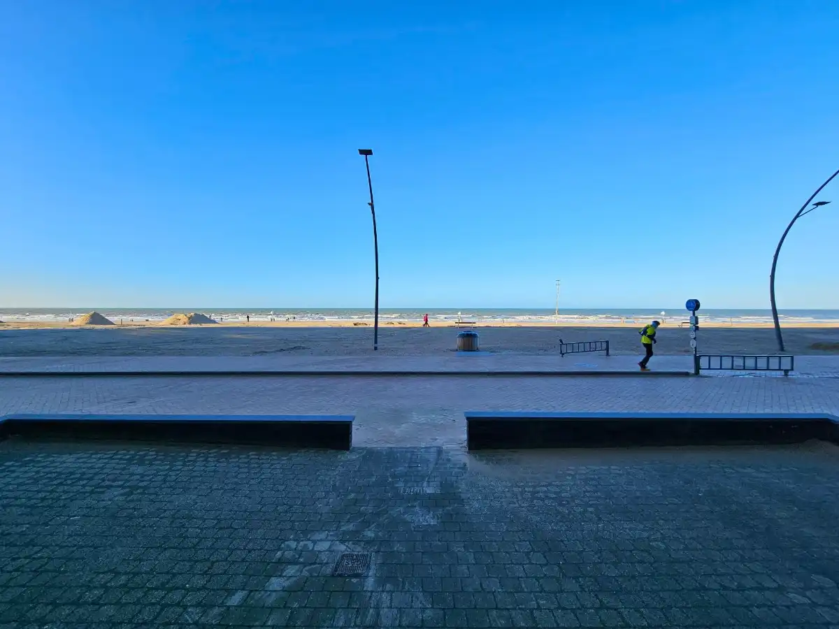 APPARTEMENT MET FRONTAAL ZEEZICHT TE KOOP TE DE PANNE foto 3