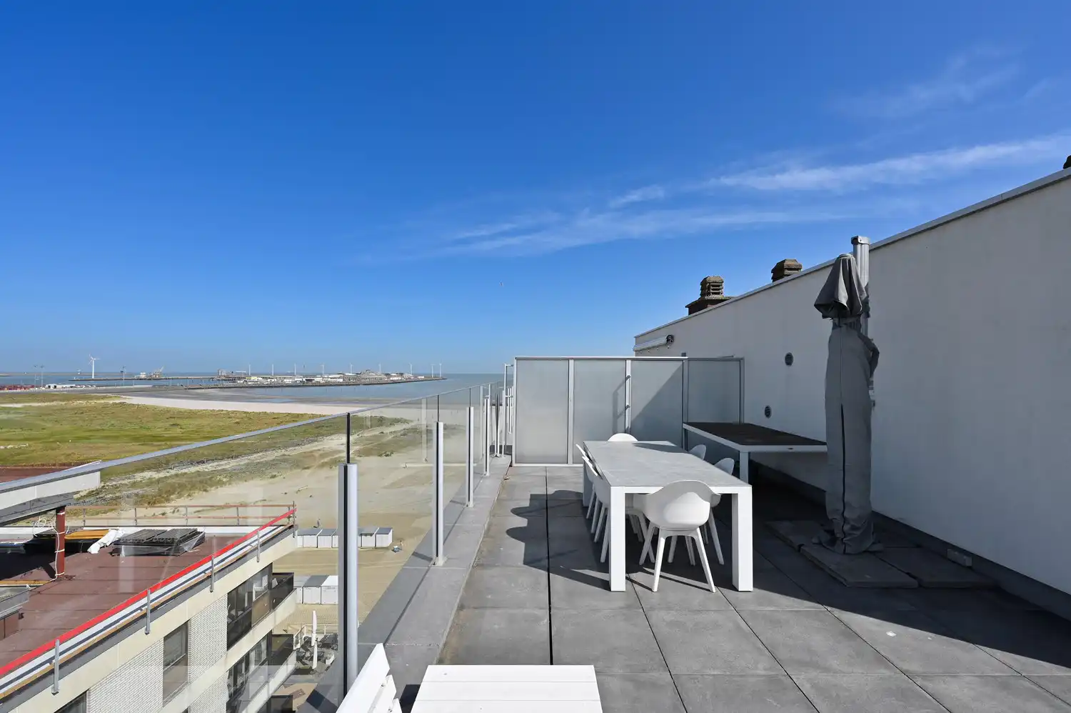 Stijlvol gerenoveerde studio met groot terras en panoramisch uitzicht foto 9