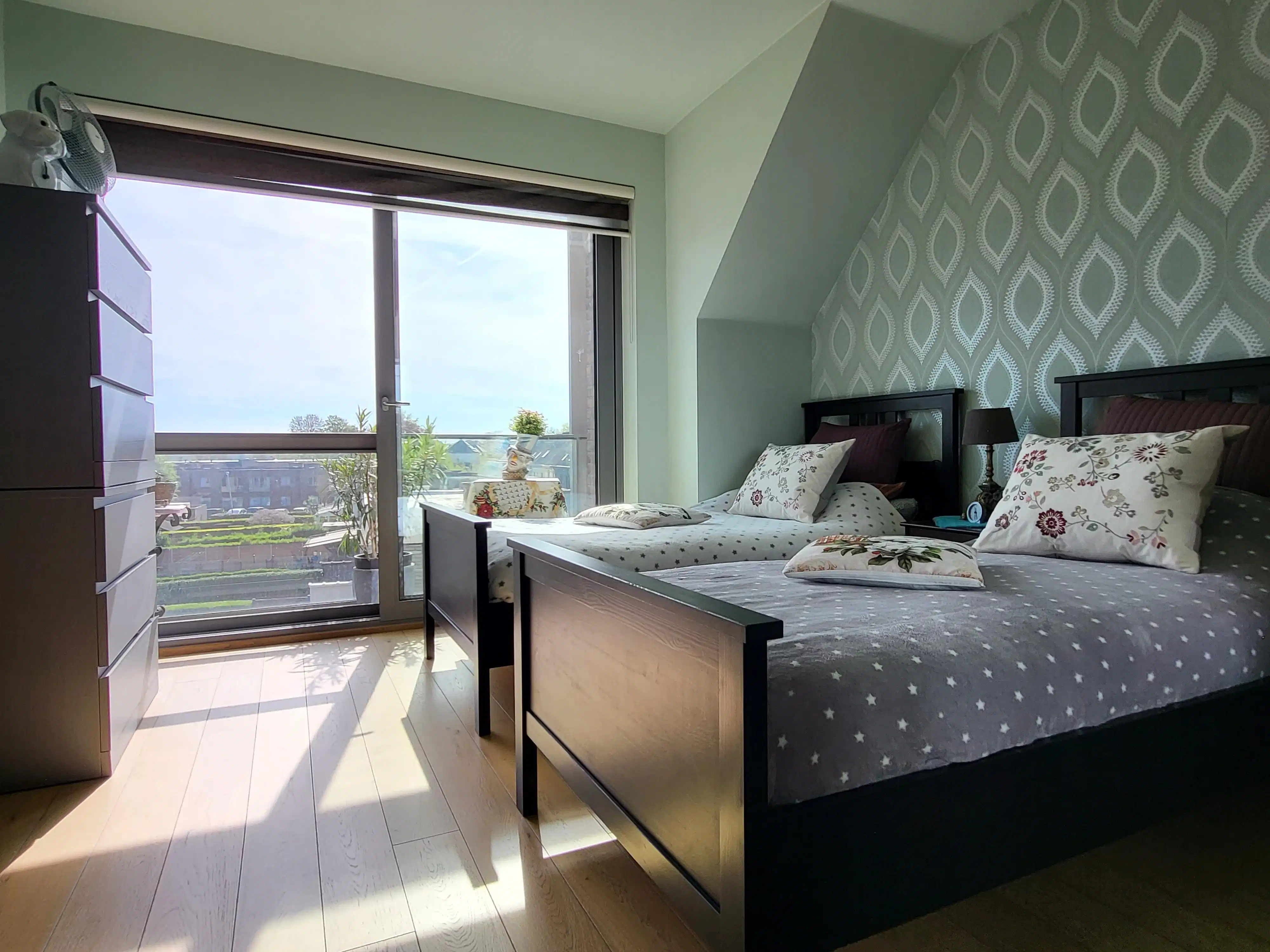 Instapklaar en energiezuinig appartement (66 m²) met zuidgerichte terrassen, ideaal gelegen in een rustige dorpsomgeving op wandelafstand van winkels, openbaar vervoer en scholen.  foto 17