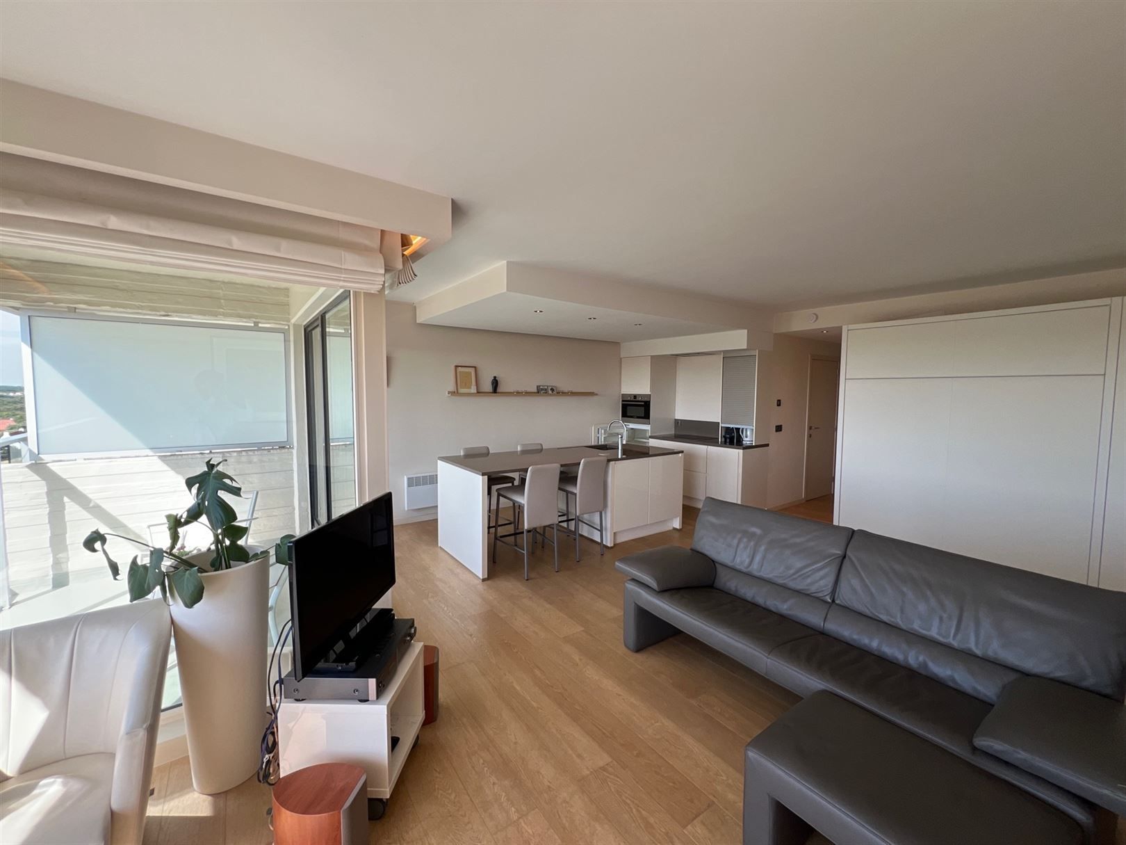 Supergrote gerenoveerde studio incl. parking met uniek uitzicht foto 11