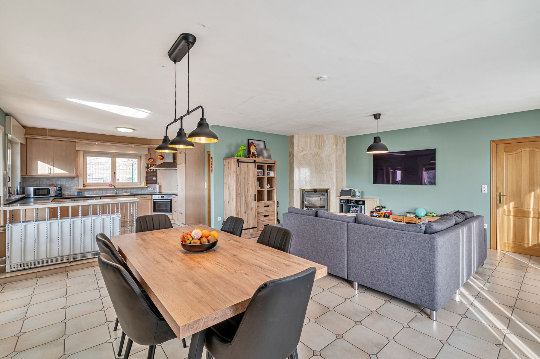 Ruime open bebouwing met 3 slpk, garage en zonnepanelen foto 5