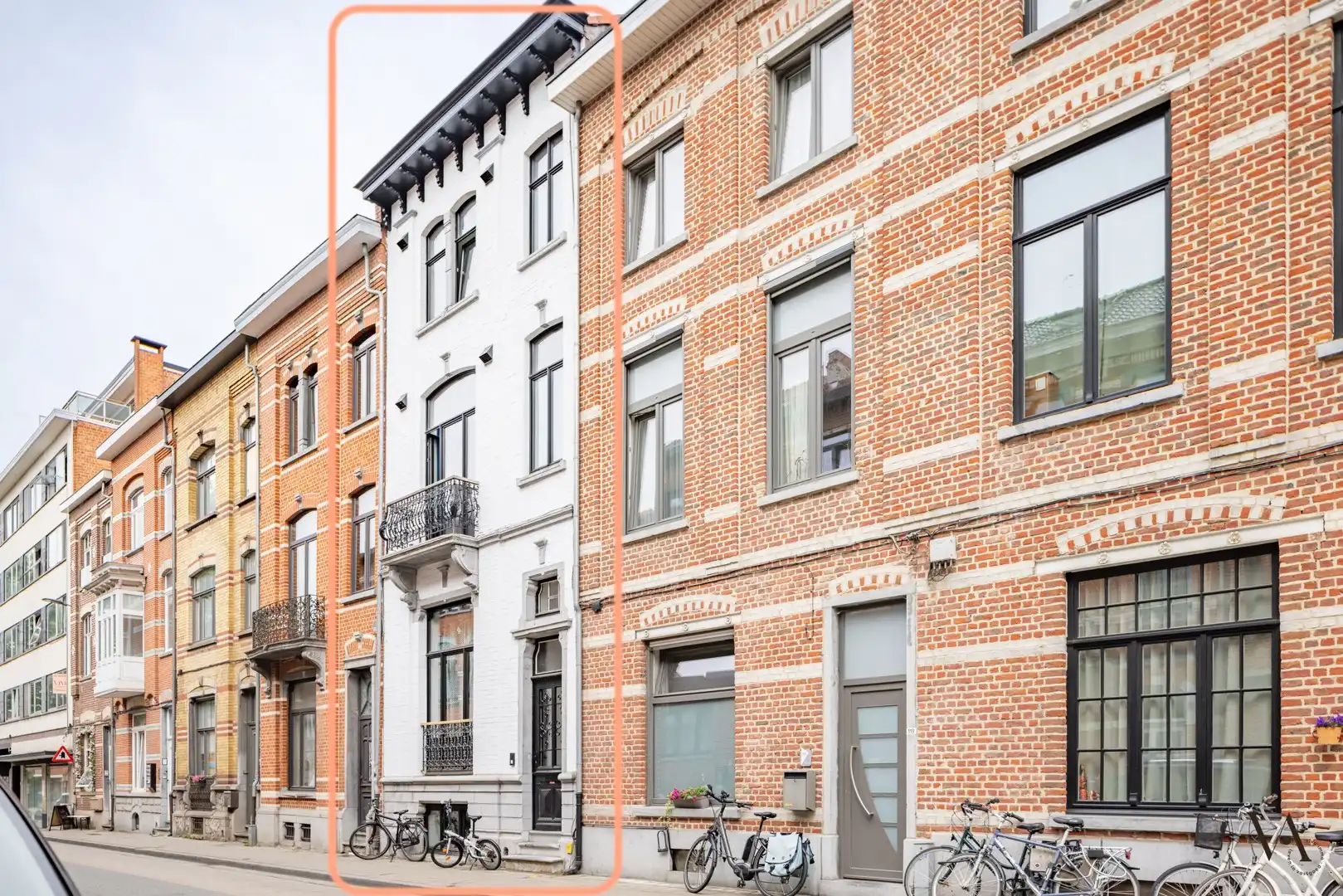 Exclusief triplexappartement met 4 slaapkamers in gerenoveerde herenwoning foto {{pictureIndex}}