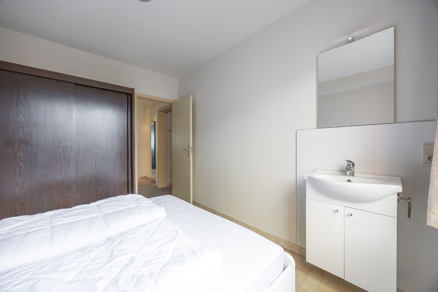 Instapklaar 2 slaapkamer-appartement met zijdelings zeezicht foto 20