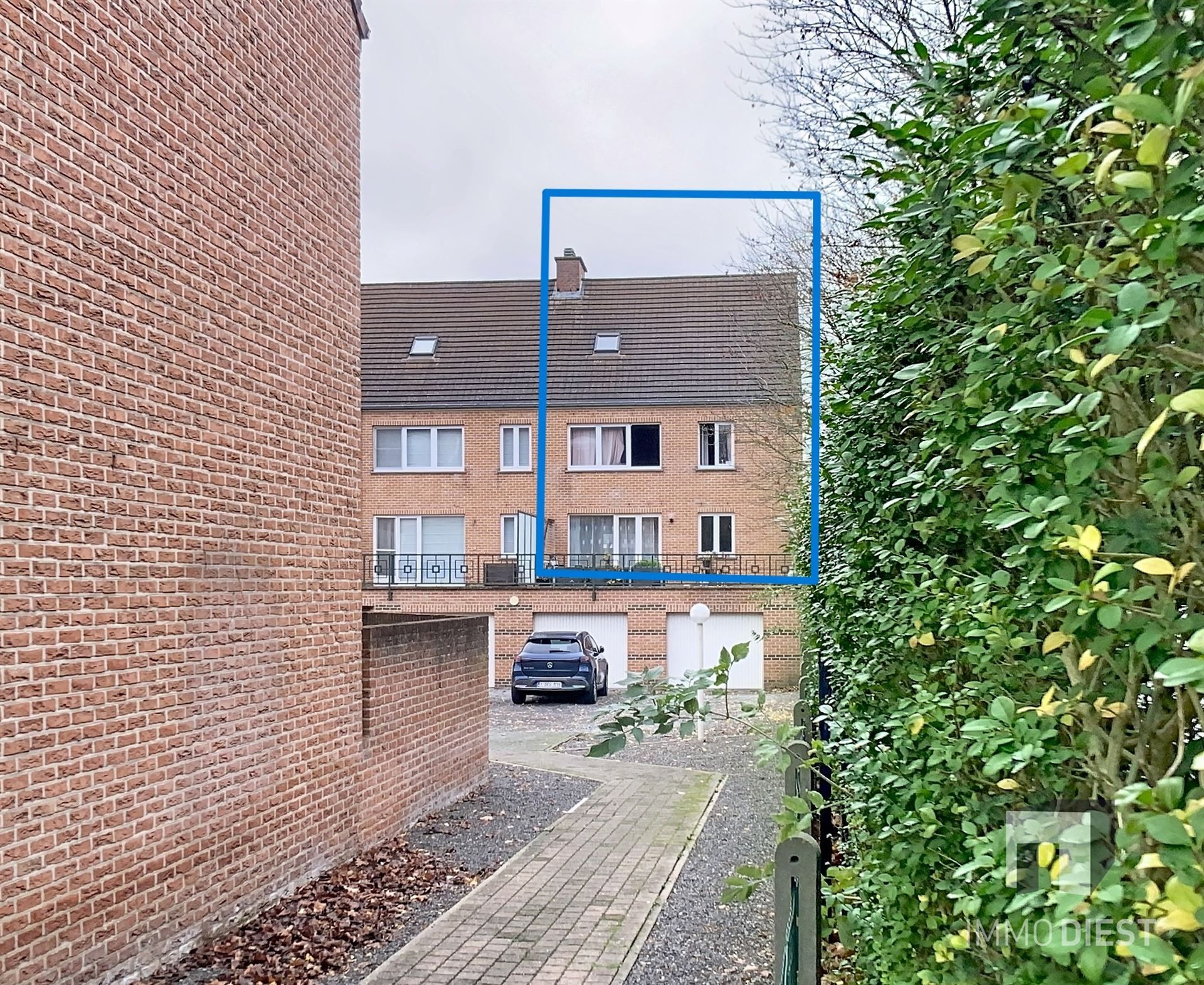 Fraaie bel-étage woning met garage in de stadsrand foto 3