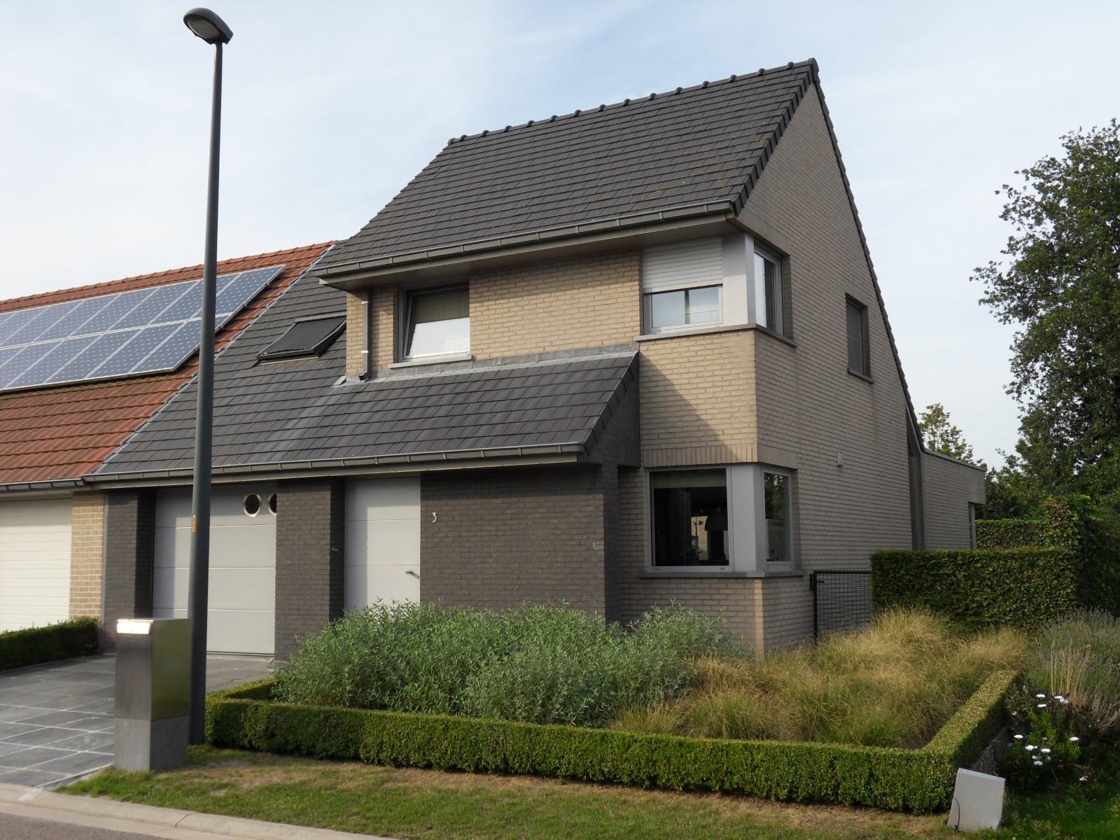 Comfortabele gezinswoning in het centrum van Wingene.  foto {{pictureIndex}}