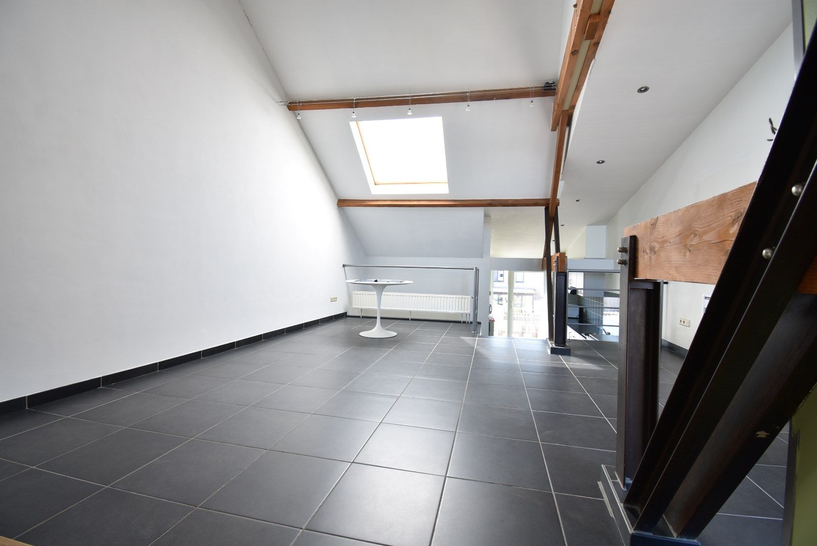 Duplex-appartement met 1 slaapkamer met unieke architectuur in hartje Beverst foto 4