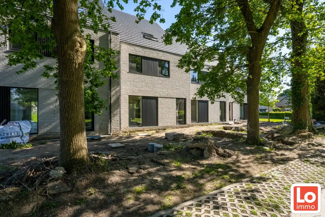 Prachtige nieuwbouwwoning met 3/4 slpks op topligging in een doodlopende straat! foto {{pictureIndex}}