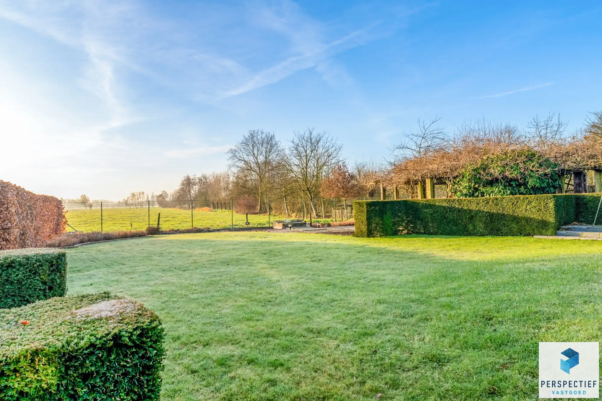 Landelijk gelegen villa met handelsruimte en buitenzwembad op 1370 m² foto 2