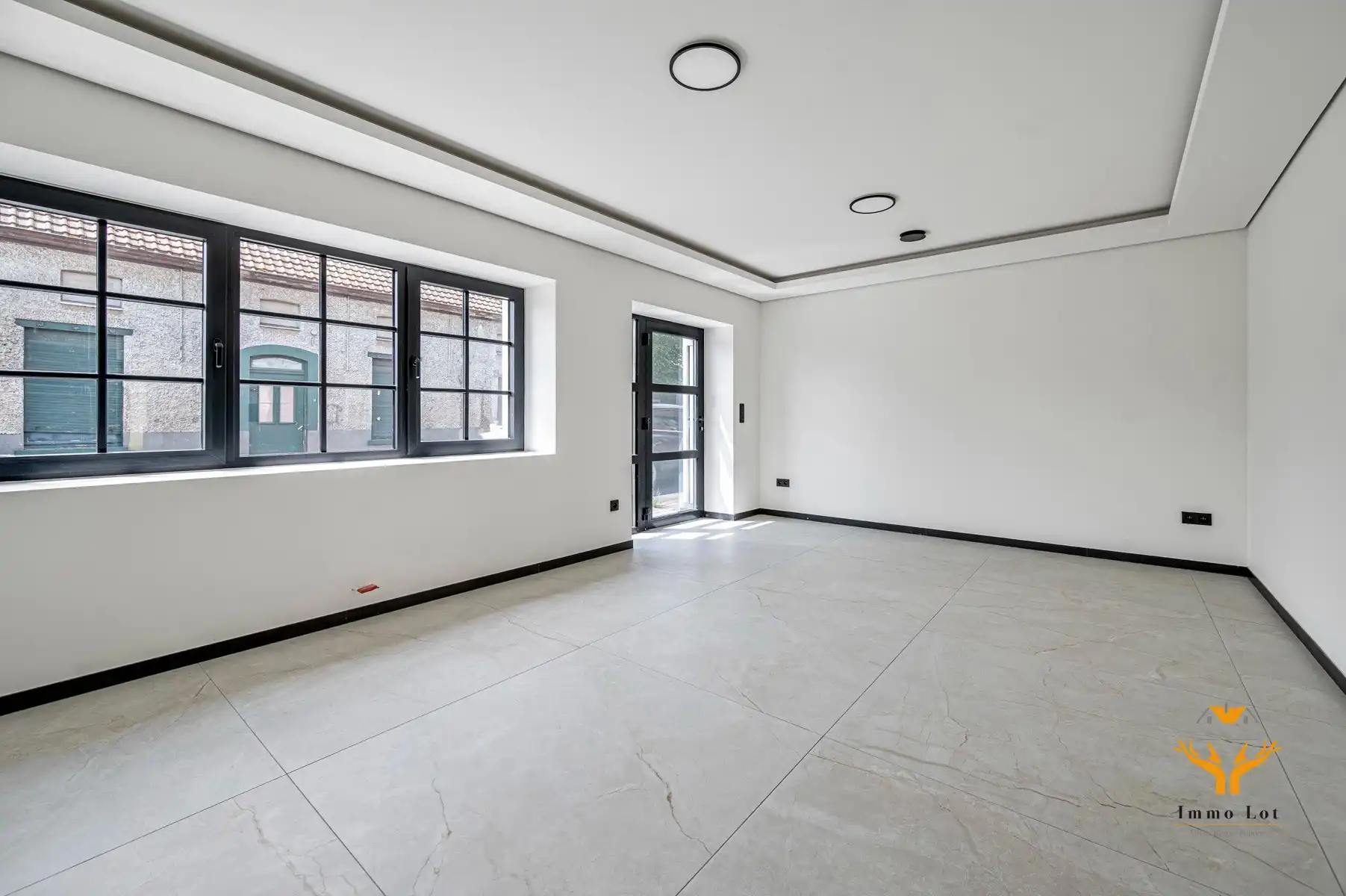 Ruime woning met magazijn  foto 3