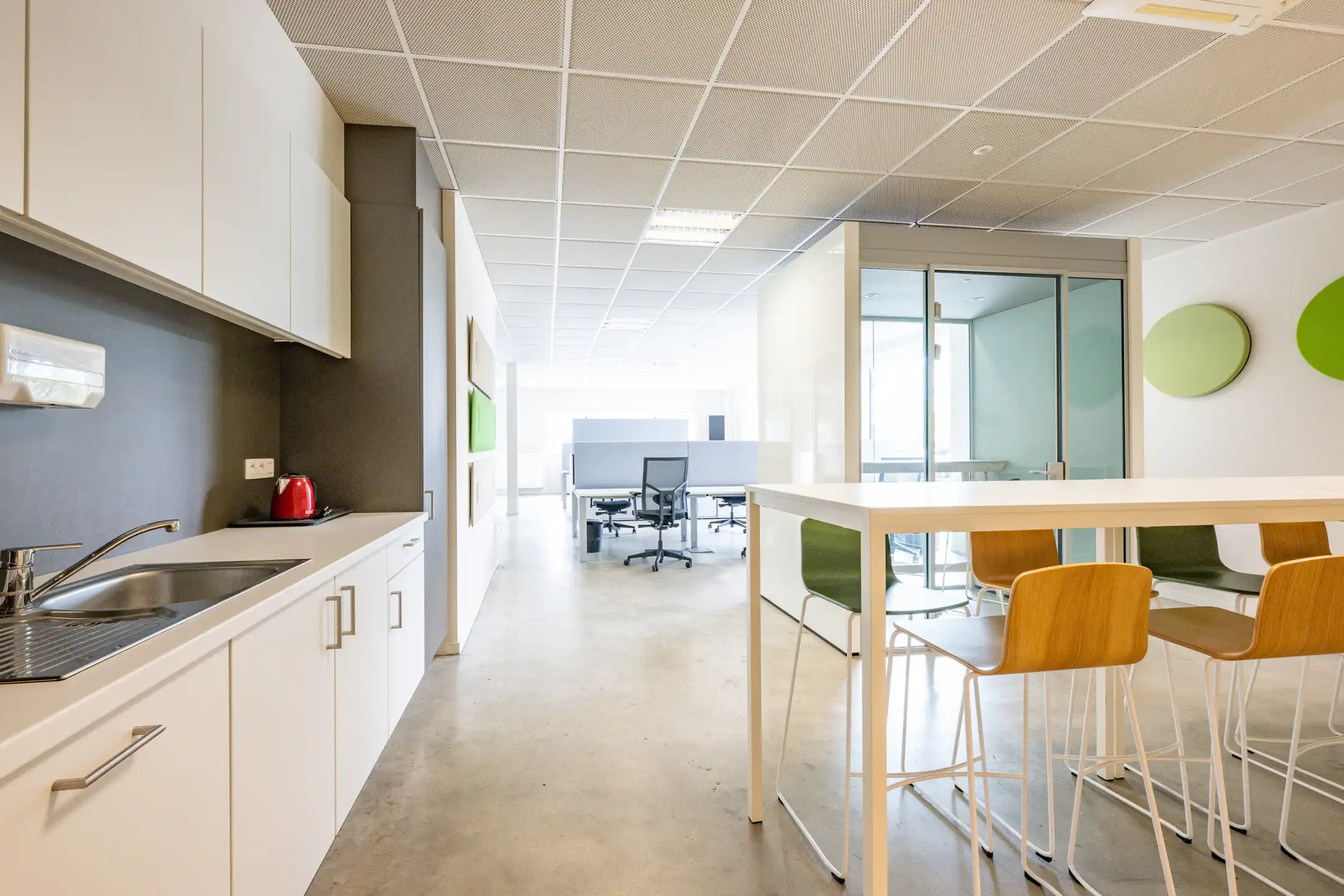 TE HUUR Magazijn + kantoor foto 7