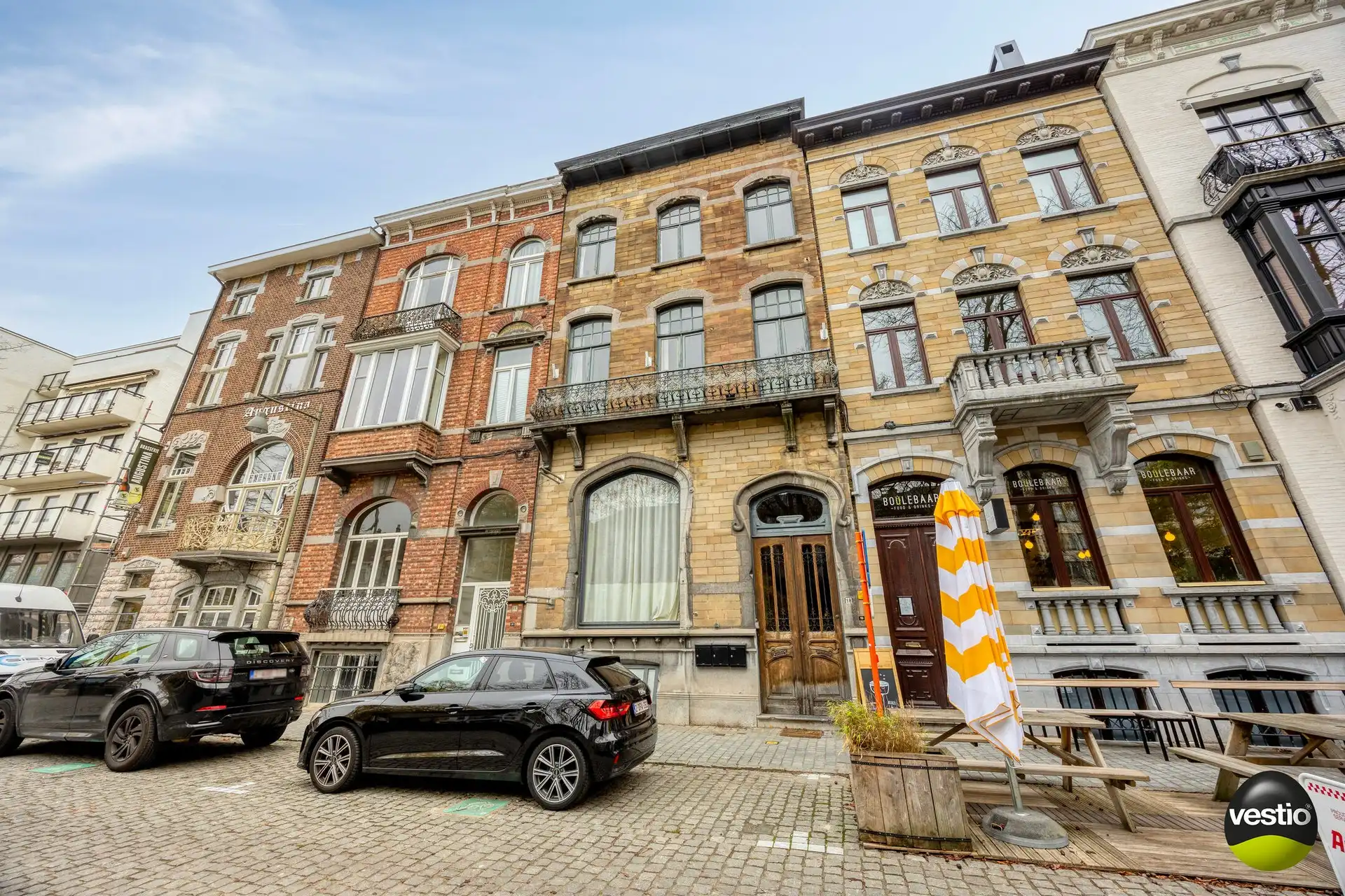 Charmante herenwoning/handelspand aan het Leopoldplein. foto {{pictureIndex}}