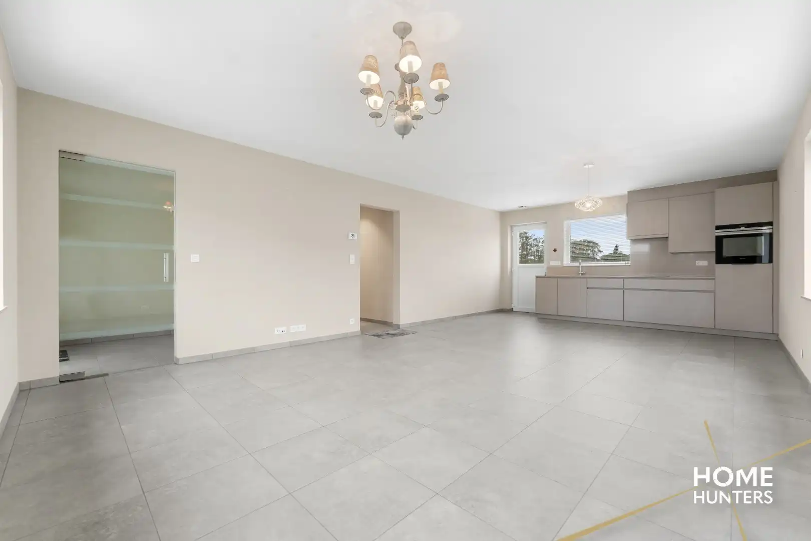 Luxe gelijkvloerse nieuwbouwvilla met 2 slaapkamers en een ruime garage! foto 3