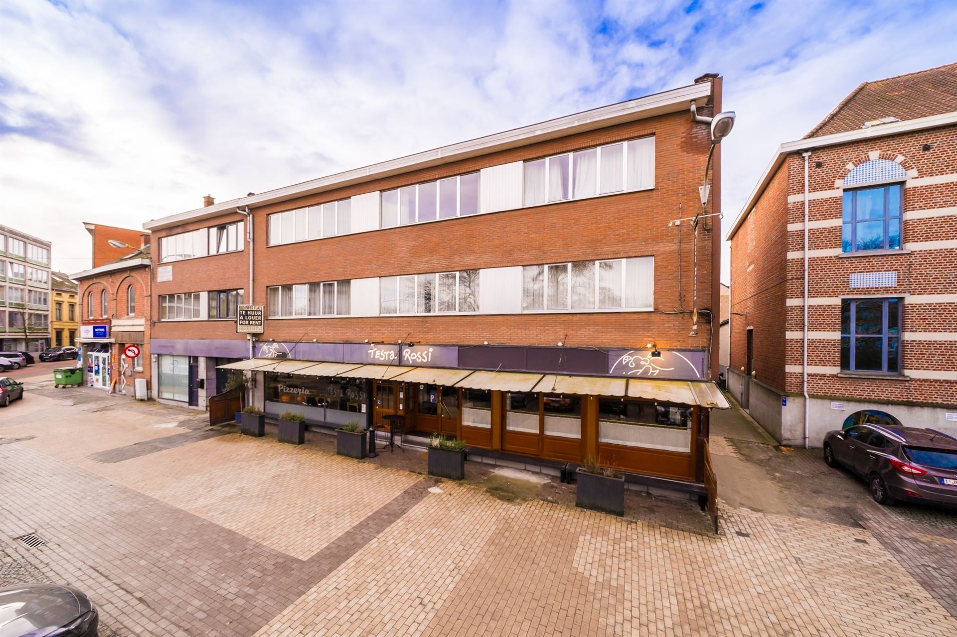 GEMENGD OPBRENGSTEIGENDOM MET HORECA - APPARTEMENTEN EN BUSINESSFLATS foto {{pictureIndex}}
