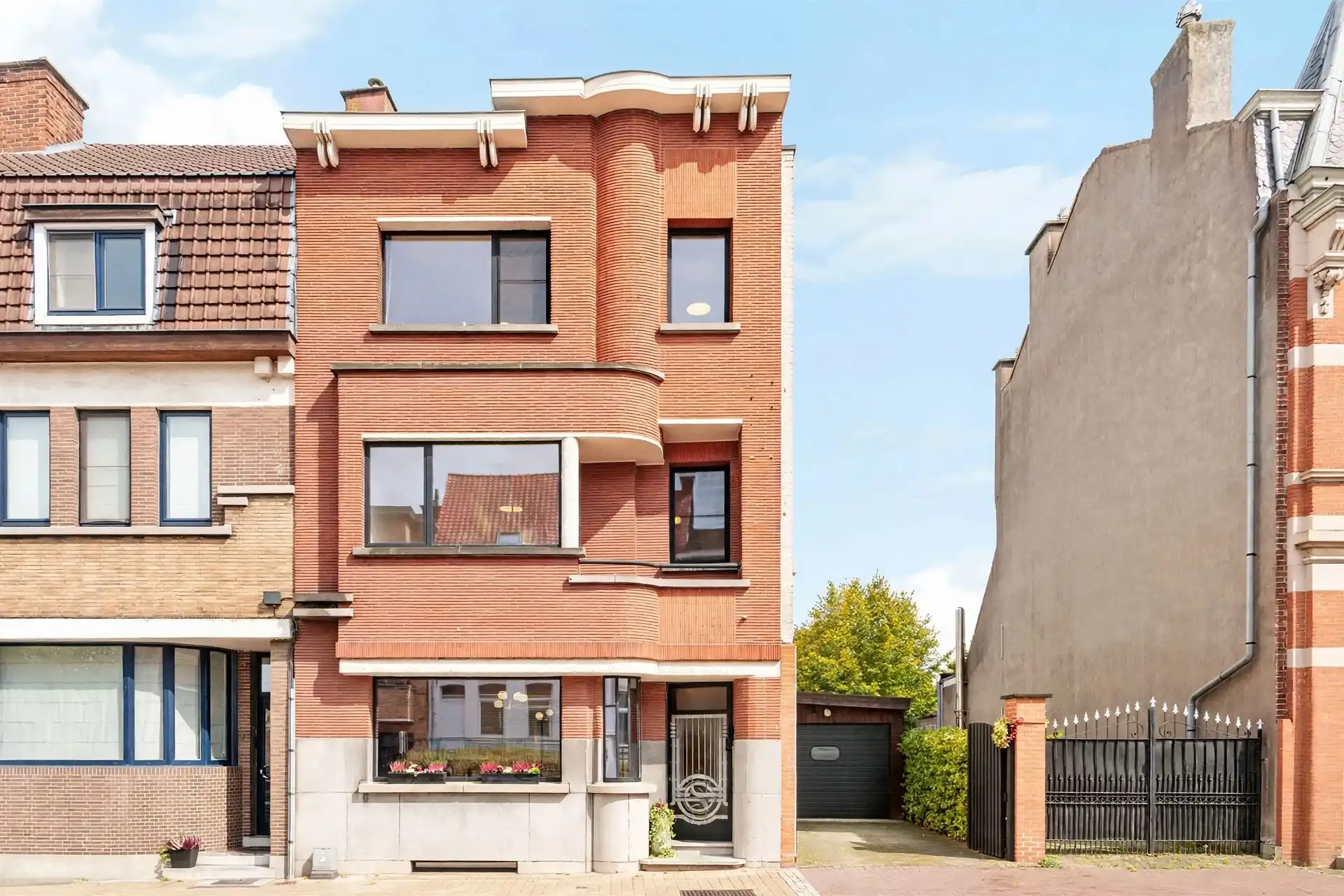 Gerenoveerde art-decowoning met 4 slpk,garage & ruime tuin  foto {{pictureIndex}}