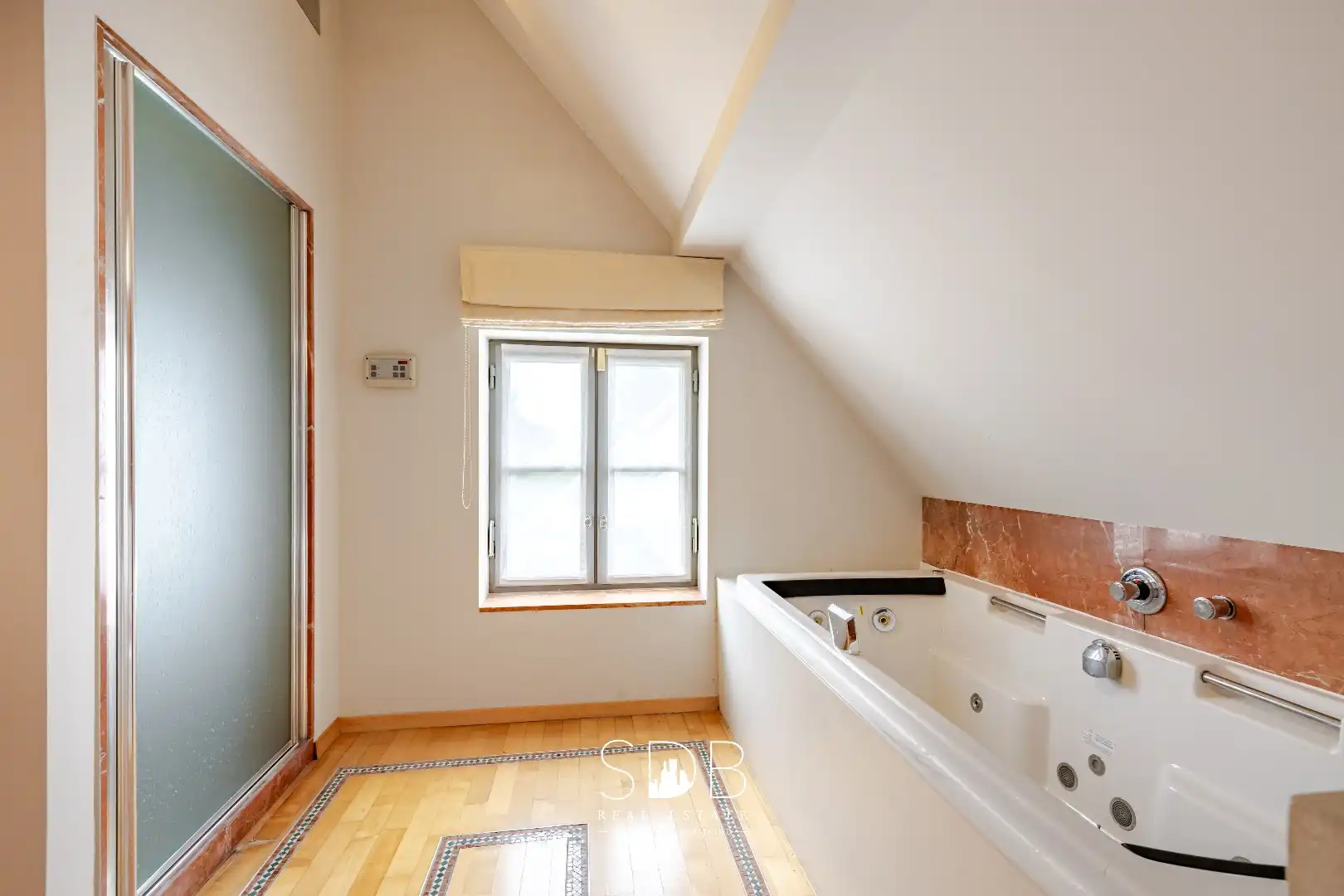 Landelijke villa met bijgebouwen en graslanden op 23.740m² foto 19