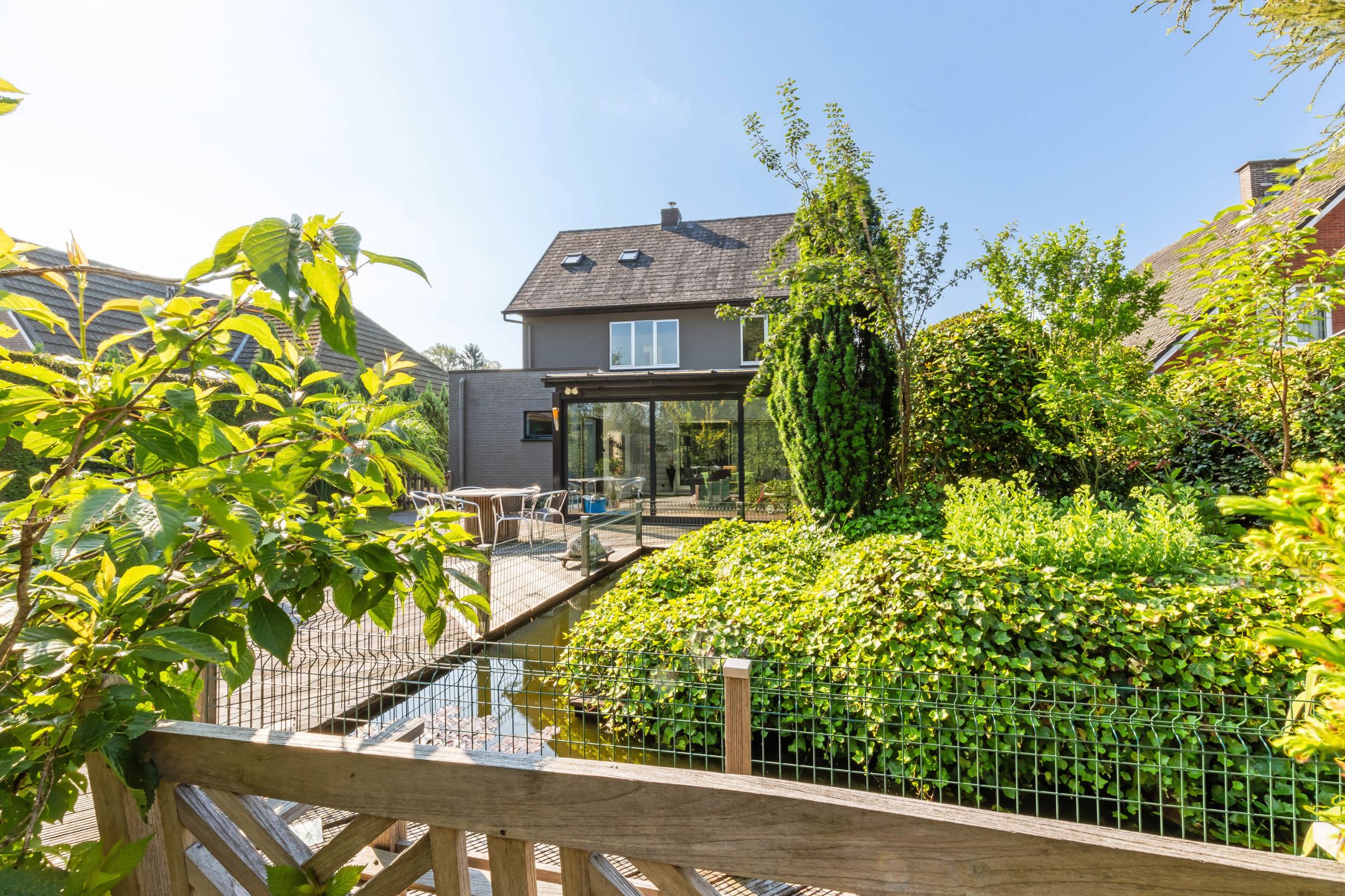 Charmante ruime woning (6 SLPK) met mooie tuin + vijver  foto 22