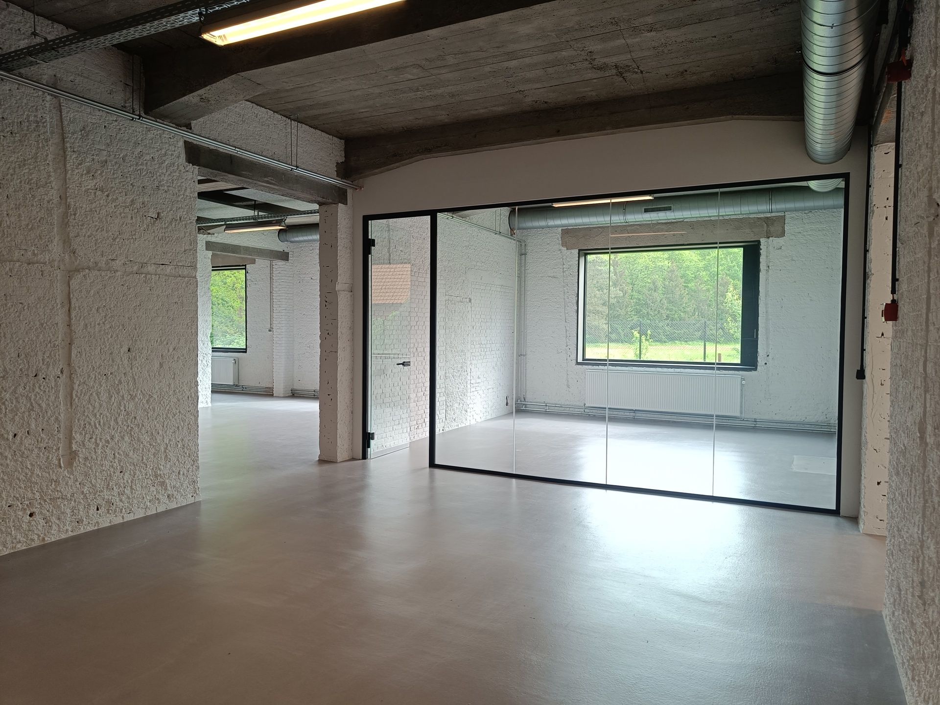 Volledig gerenoveerde polyvalente ruimte  te huur, ook tijdelijke huur / POP-UP van max. 4 maanden mogelijk ! foto 2